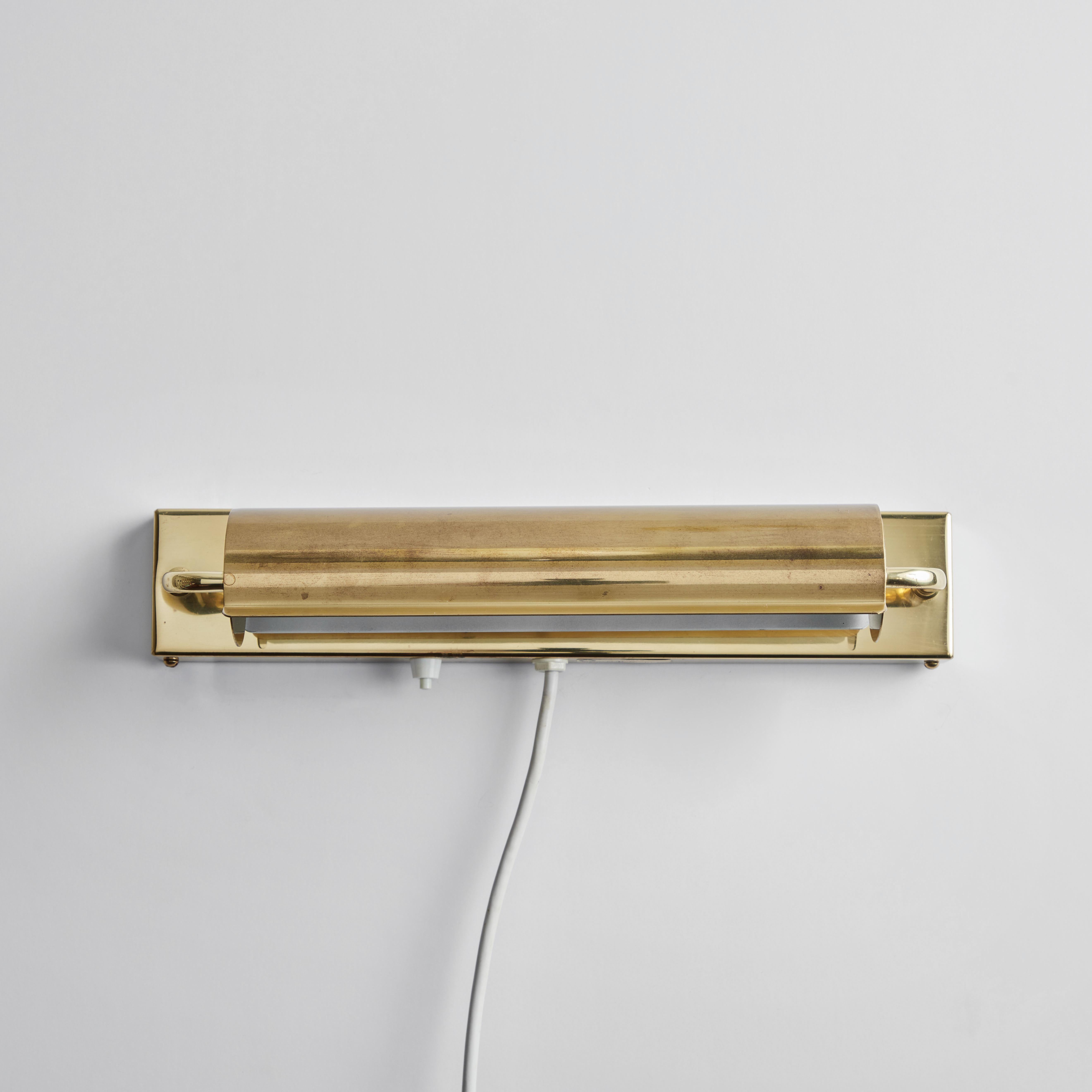Gran lámpara de pared giratoria de latón de los años 60 al estilo de Charlotte Perriand mediados del siglo XX en venta