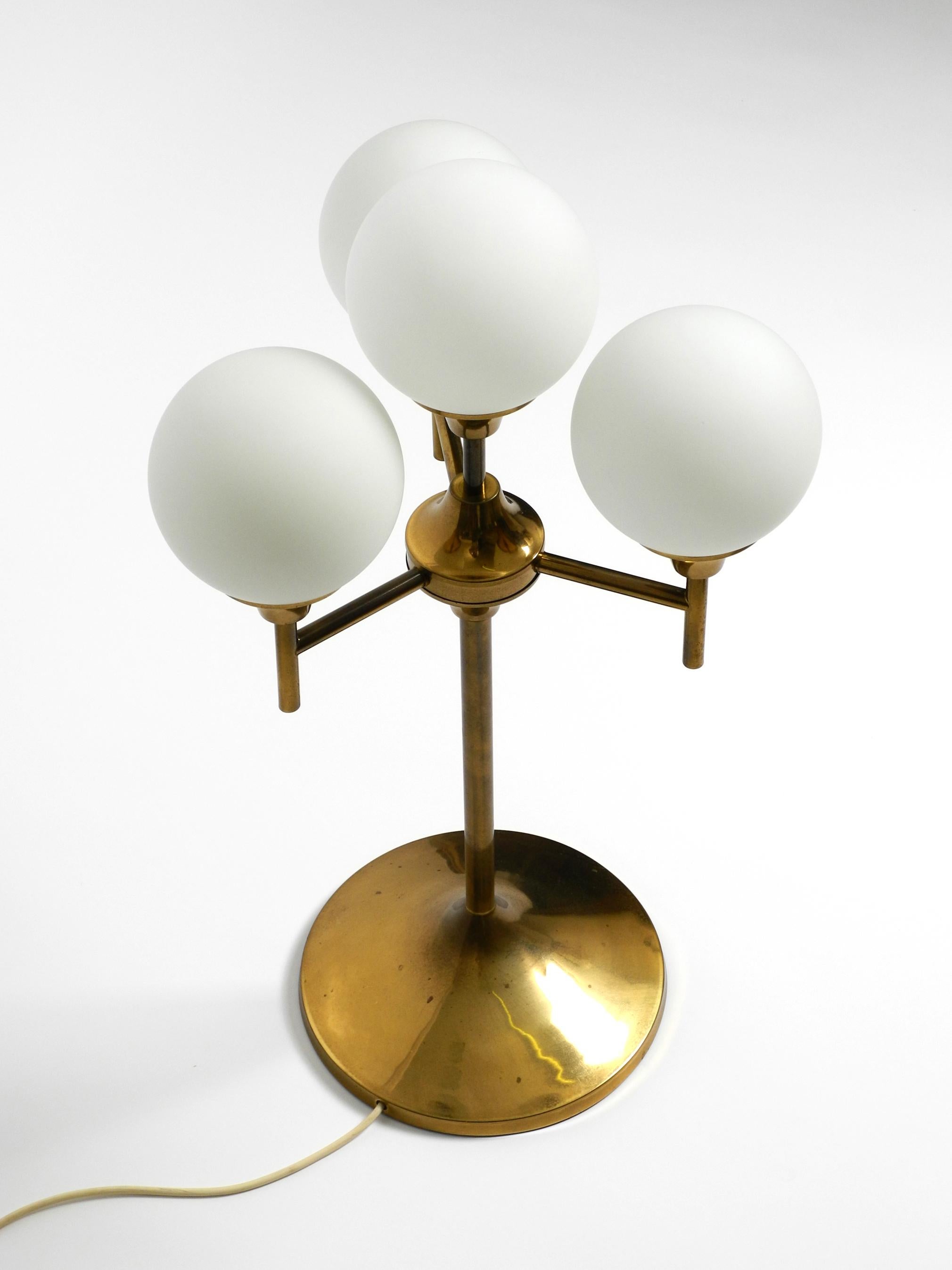 Allemand Grande table ou lampadaire en laiton des années 1960 avec 4 sphères en verre par Kaiser Leuchten en vente