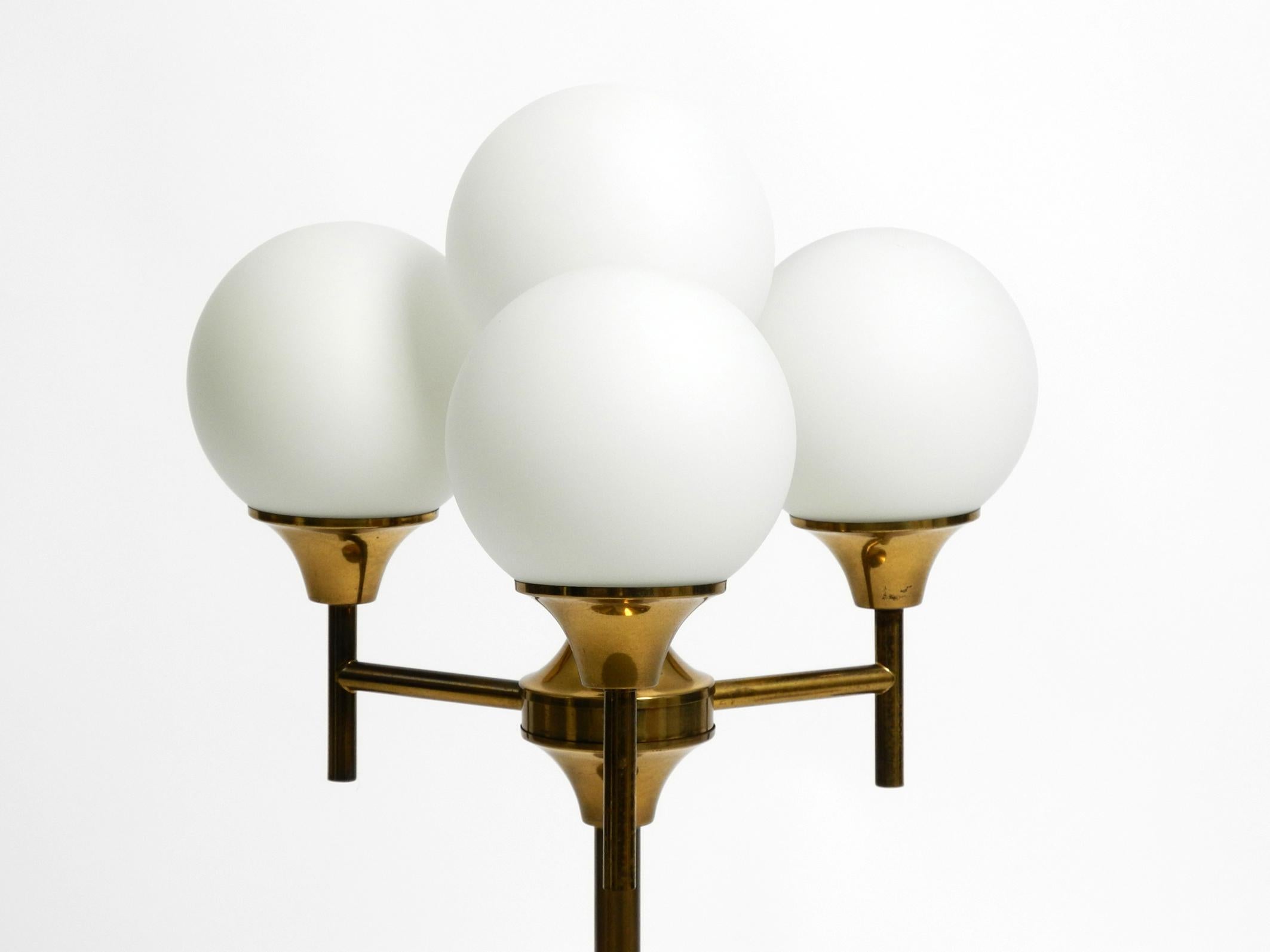 Large 1960s brass table or floor lamp with 4 glass spheres by Kaiser Leuchten In Good Condition For Sale In München, DE
