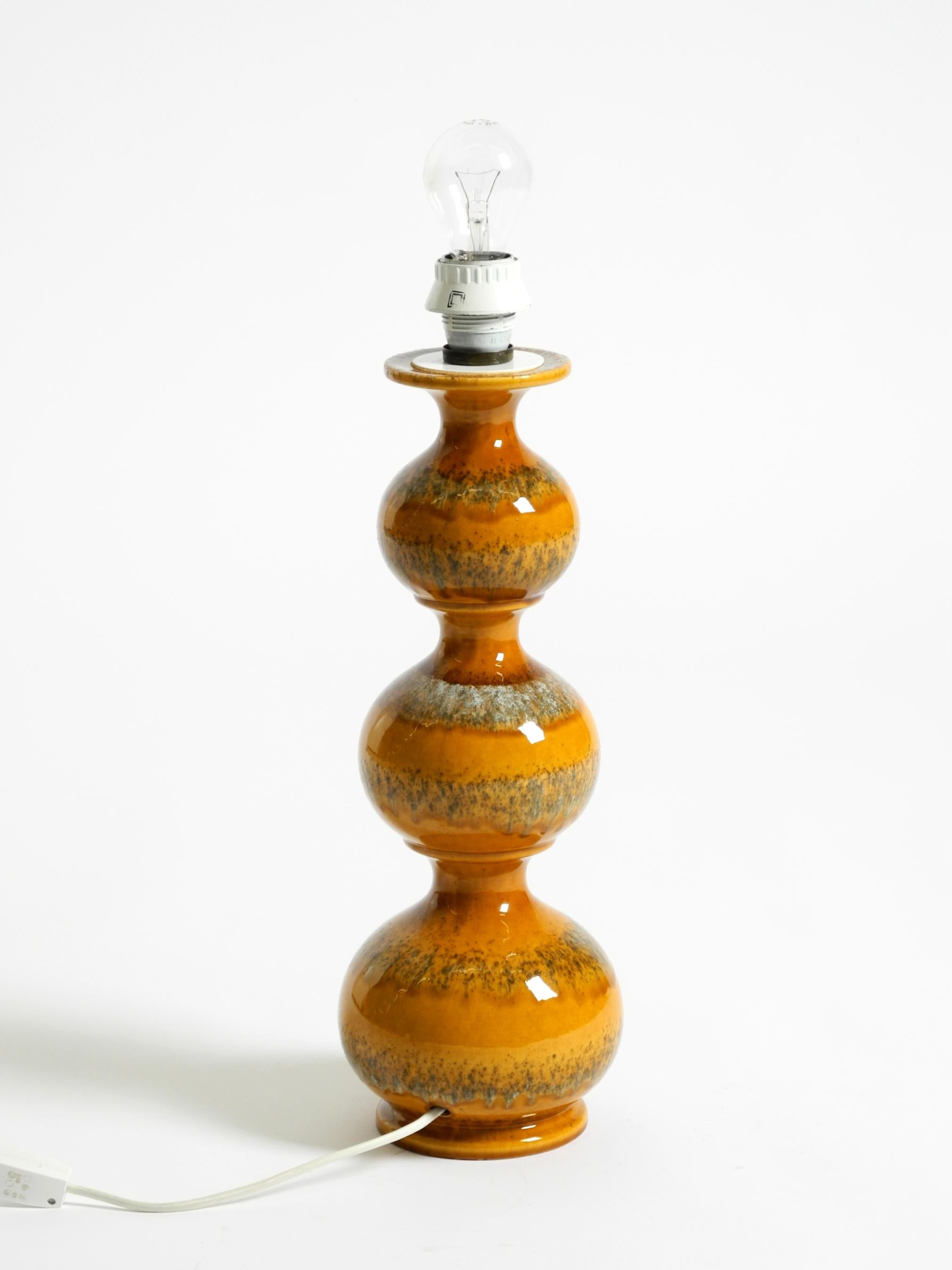 Preciosa lámpara de sobremesa o de pie grande de cerámica brillante de los años 60, obra de Kaiser Leuchten.
Con etiqueta en la base. Fabricado en Alemania.
Diseño típico de mediados de siglo. Fabricación sólida y de alta calidad.
Un clásico muy