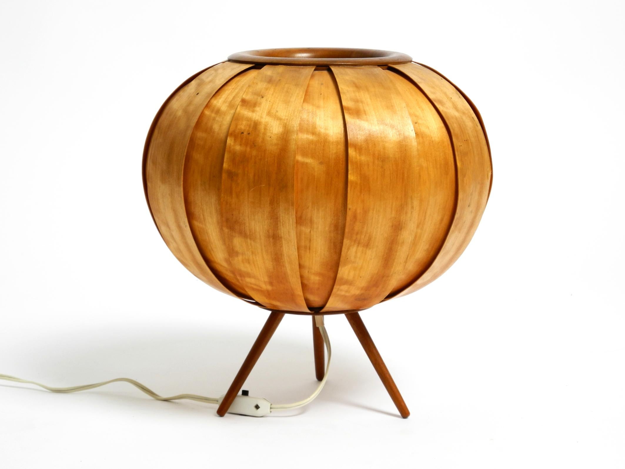 Grande lampe tripode des années 1960 en placage de bois sur des pieds en bois.
L'ensemble de l'abat-jour est en placage de bouleau huilé.
Conçu par le célèbre designer industriel tchèque Stanislav Kučera.
Le fabricant est ÚLUV. Fabriqué en