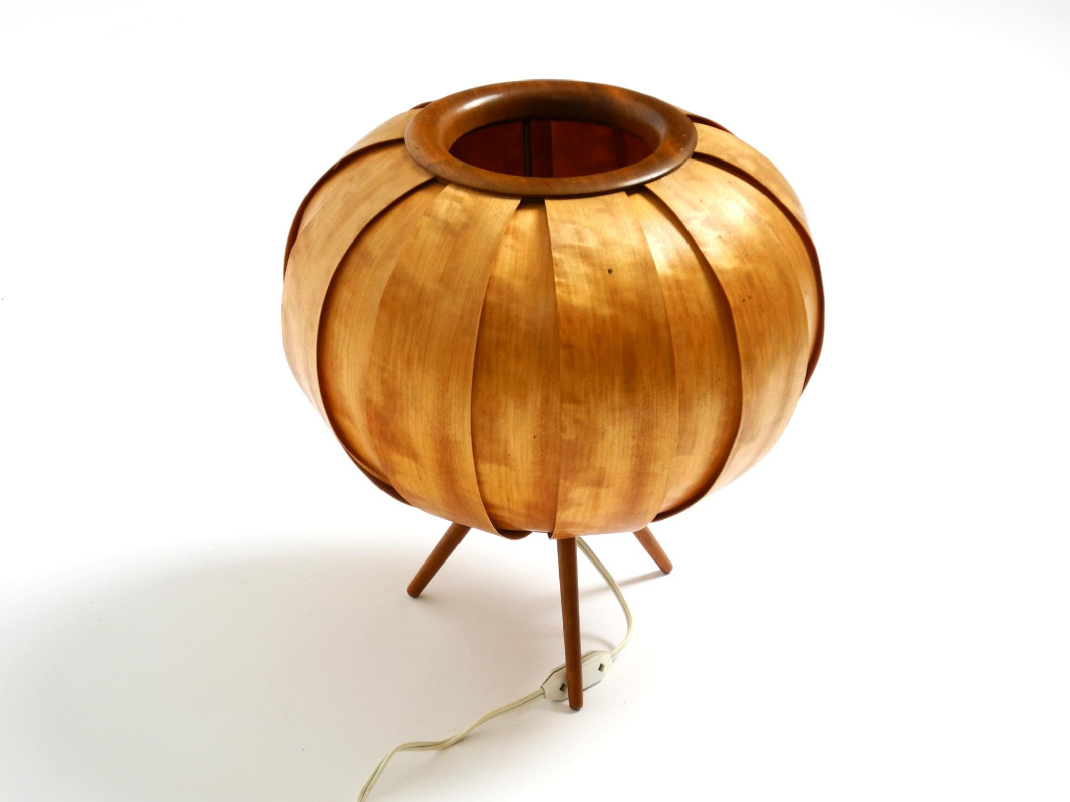 Mid-Century Modern Grande lampe tripode en placage de bois tchèque des années 1960 par Stanislav Kučera pour ÚLUV. en vente