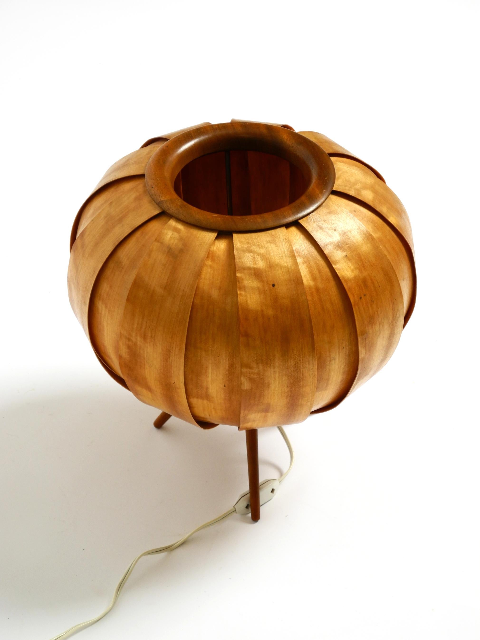 Tchèque Grande lampe tripode en placage de bois tchèque des années 1960 par Stanislav Kučera pour ÚLUV. en vente