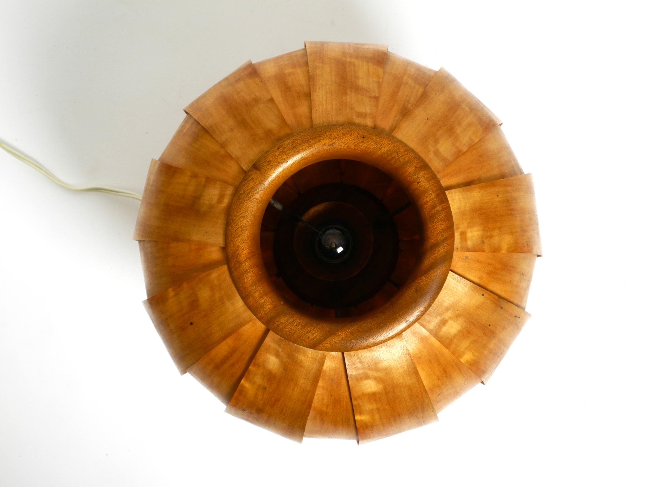 Grande lampe tripode en placage de bois tchèque des années 1960 par Stanislav Kučera pour ÚLUV. Bon état - En vente à München, DE