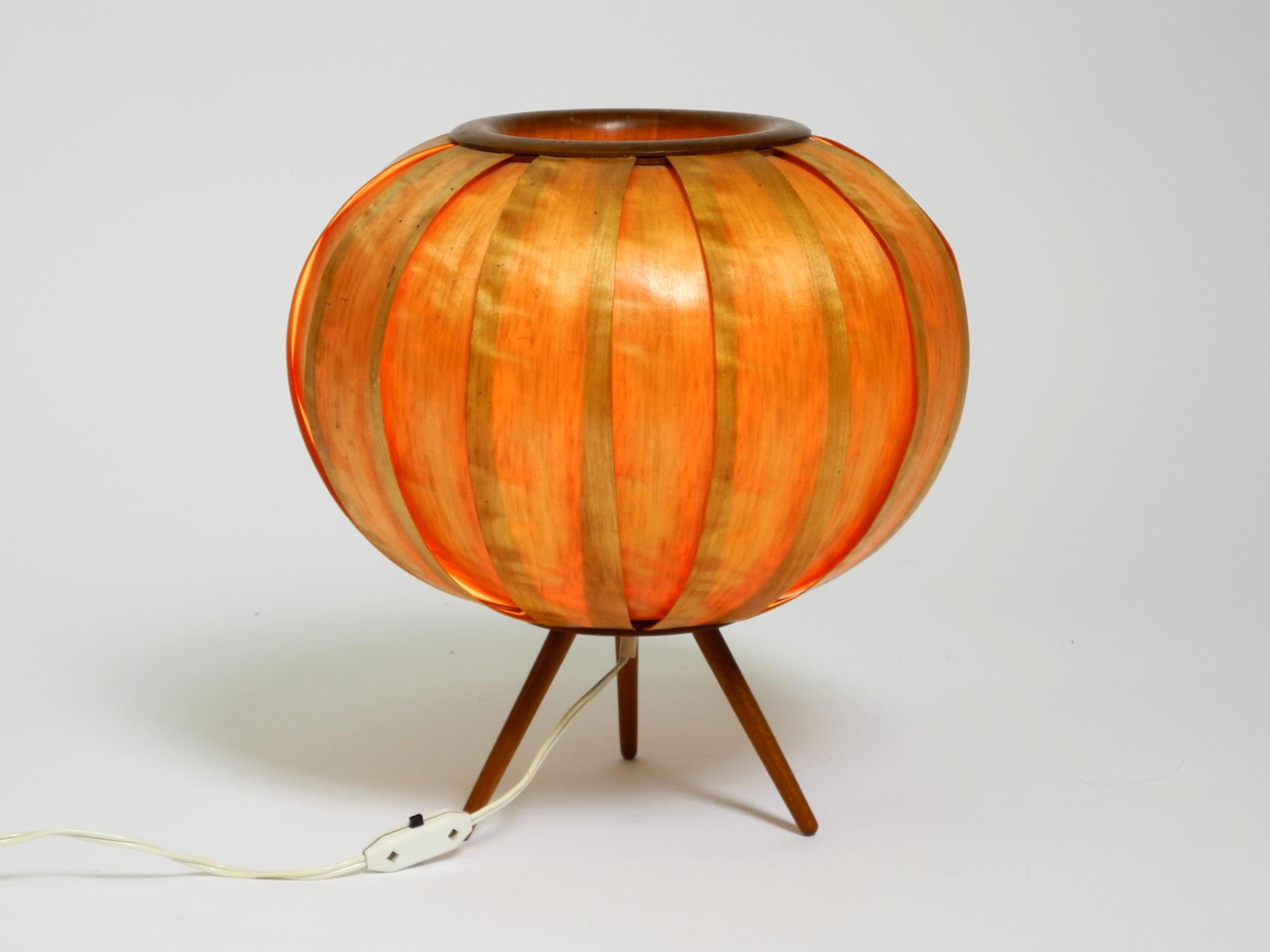 Milieu du XXe siècle Grande lampe tripode en placage de bois tchèque des années 1960 par Stanislav Kučera pour ÚLUV. en vente