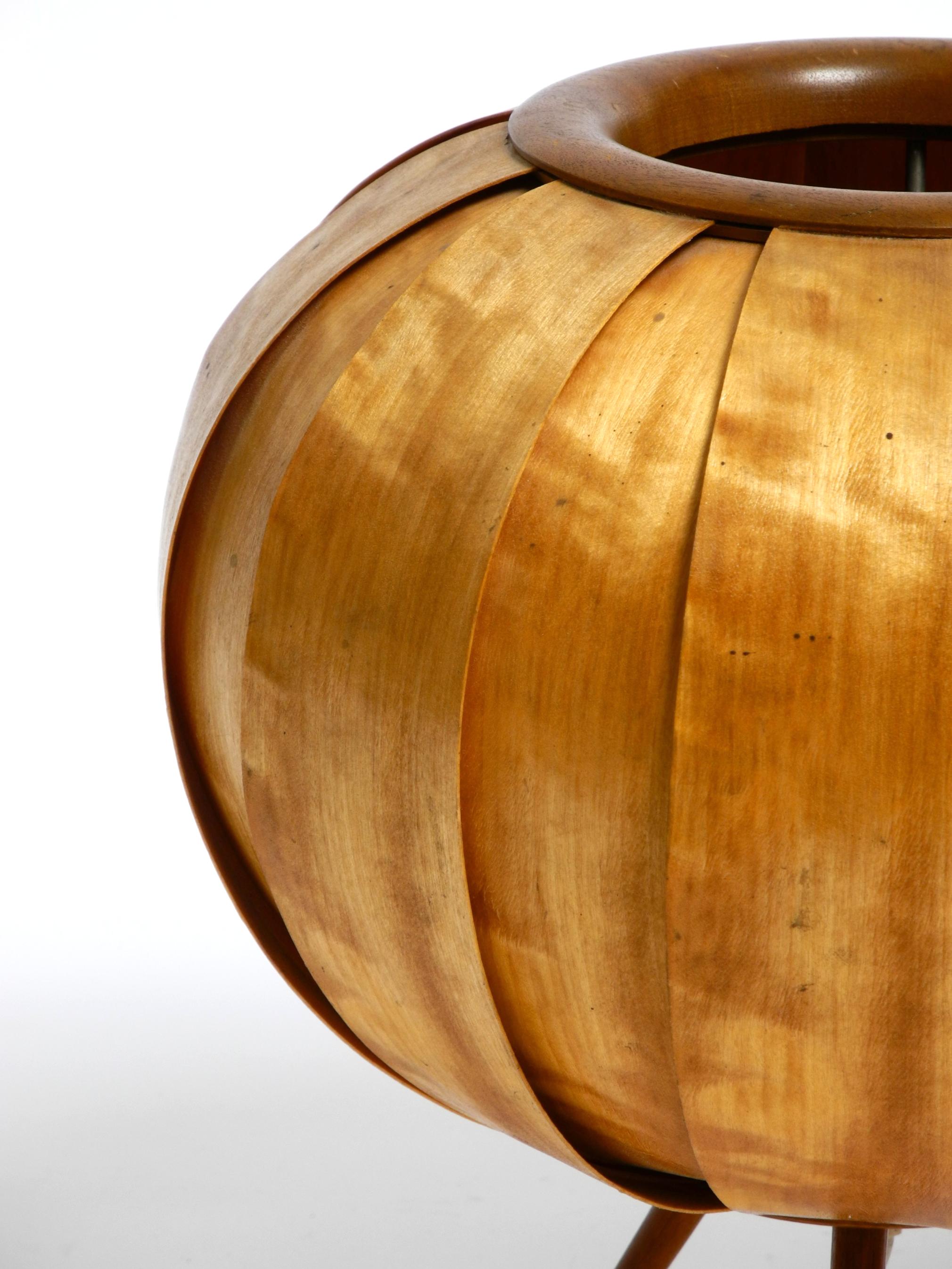 Bouleau Grande lampe tripode en placage de bois tchèque des années 1960 par Stanislav Kučera pour ÚLUV. en vente
