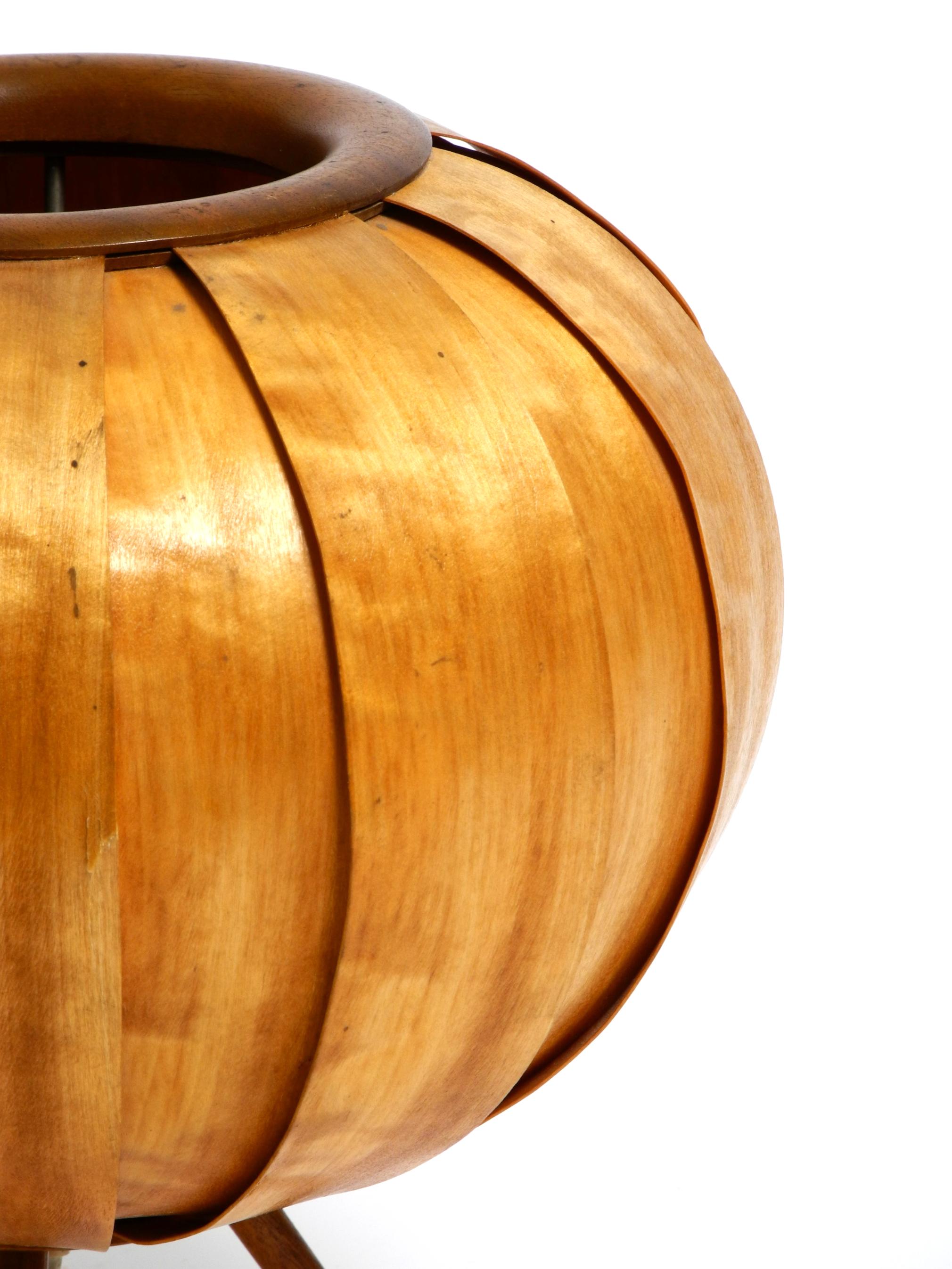 Grande lampe tripode en placage de bois tchèque des années 1960 par Stanislav Kučera pour ÚLUV. en vente 1