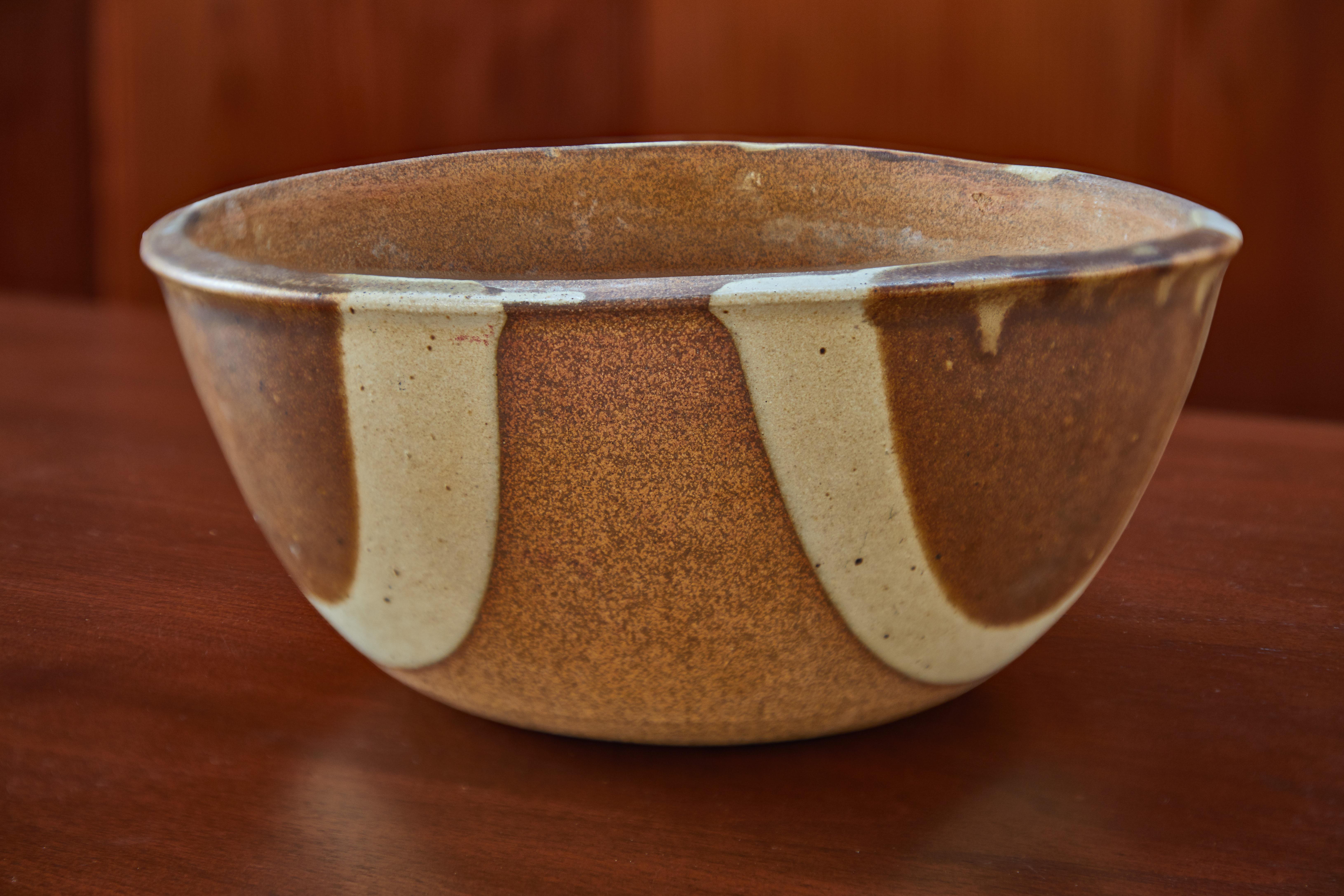 Large 1960s David Cressey Gourmet Ware bowl for architectural pottery. Hand thrown and glazed in earthenware with beautiful contrasting arch design. A very clean example of an increasingly rare and collectible design icon. Stamped 