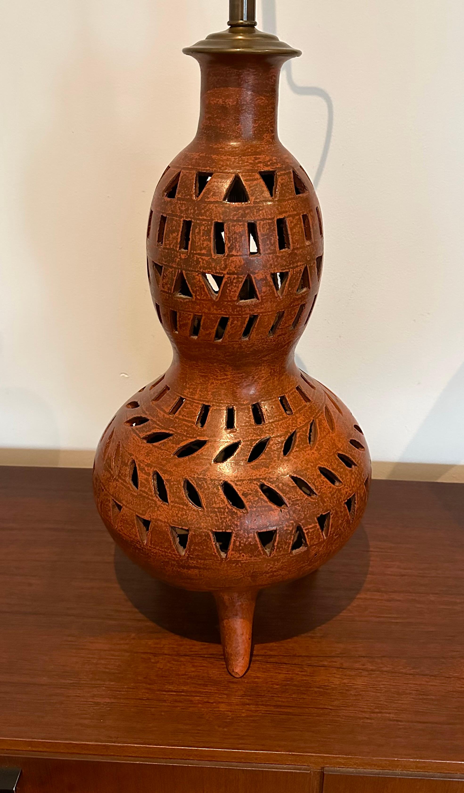 Français Grande lampe de table en céramique française des années 1960 en vente