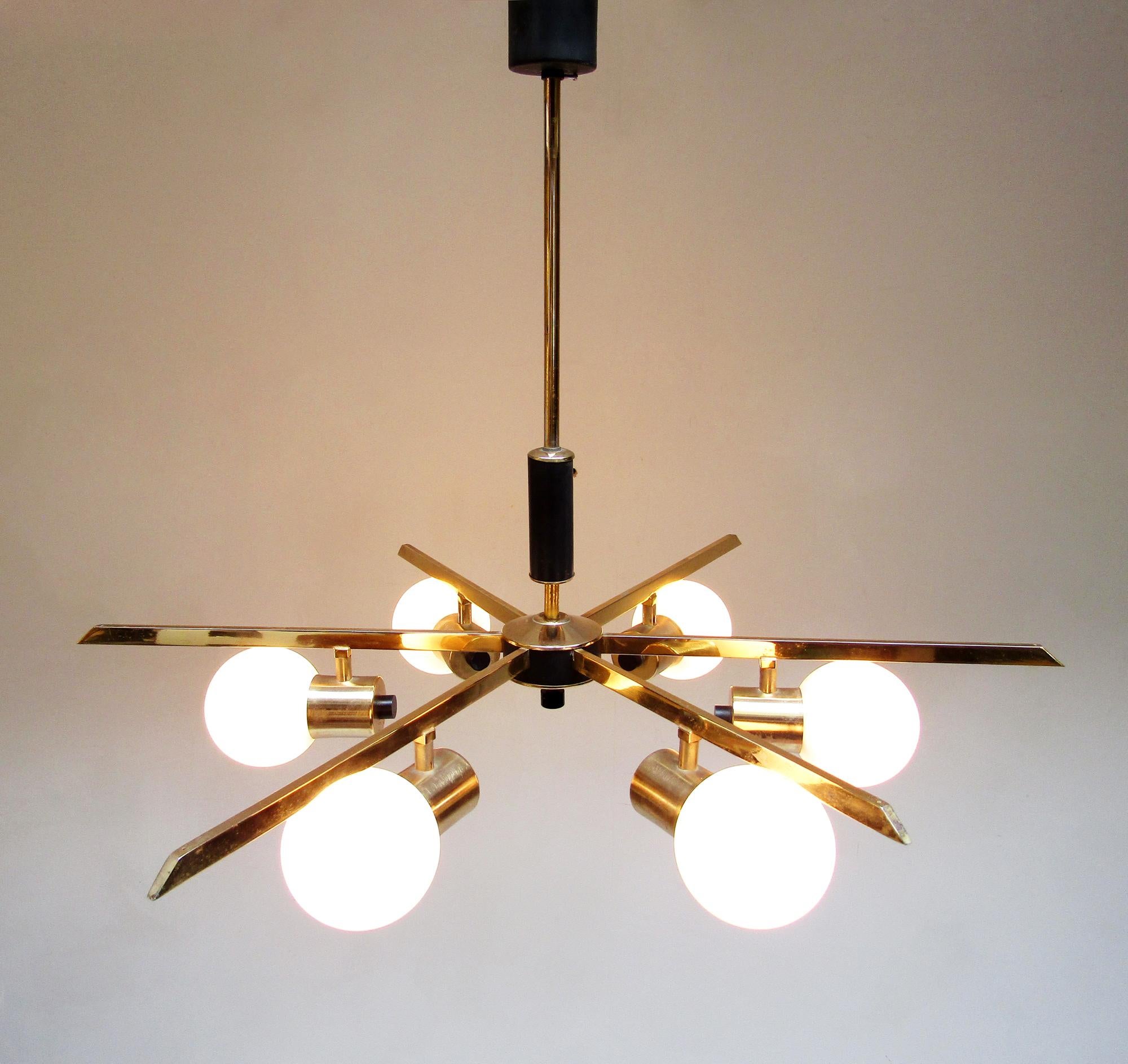 Large 1960s French Starburst Chandelier in Brass and Black by Maison Arlus In Good Condition For Sale In Shepperton, Surrey