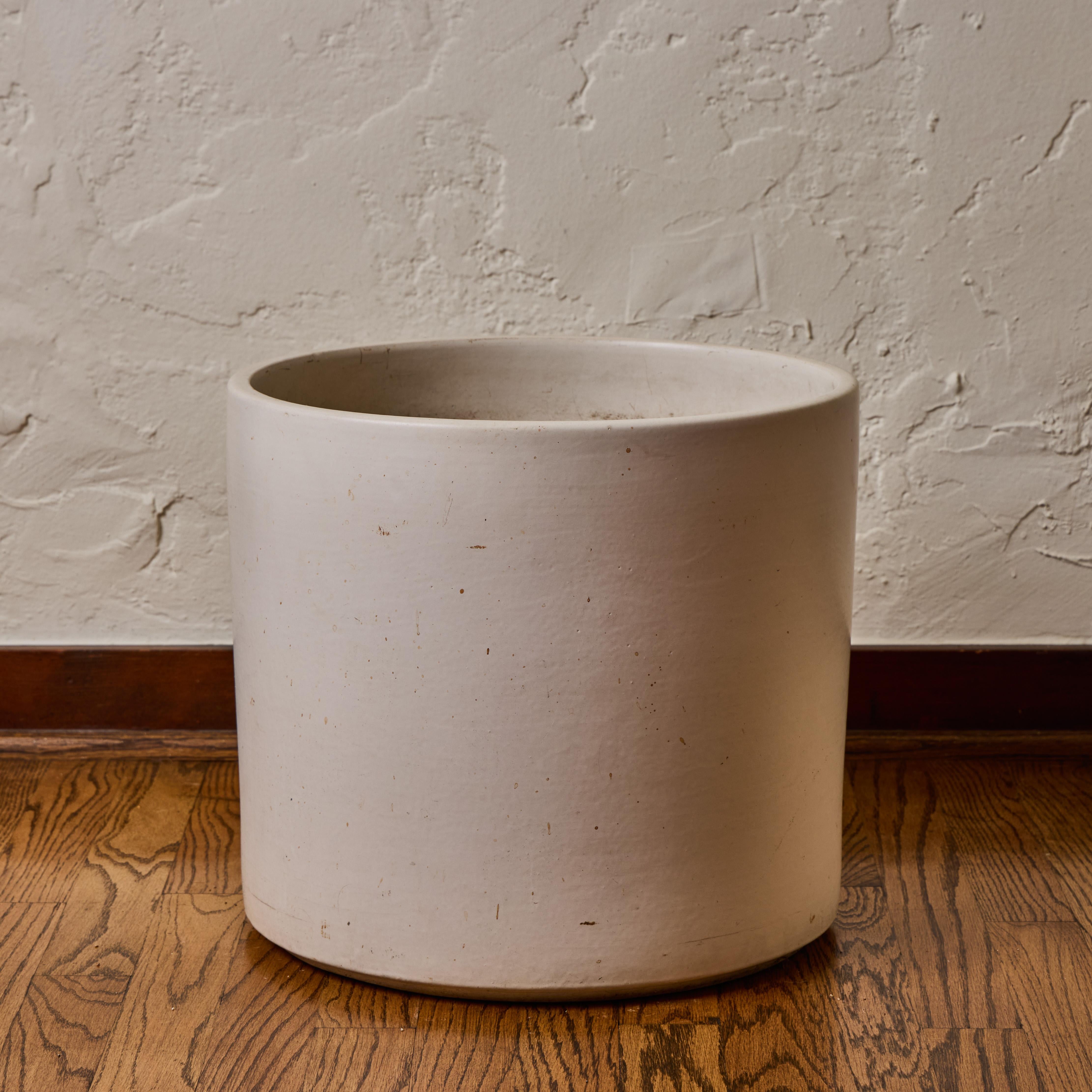 Jardinera grande de cerámica esmaltada en blanco mate Gainey de los años 60 Moderno de mediados de siglo en venta