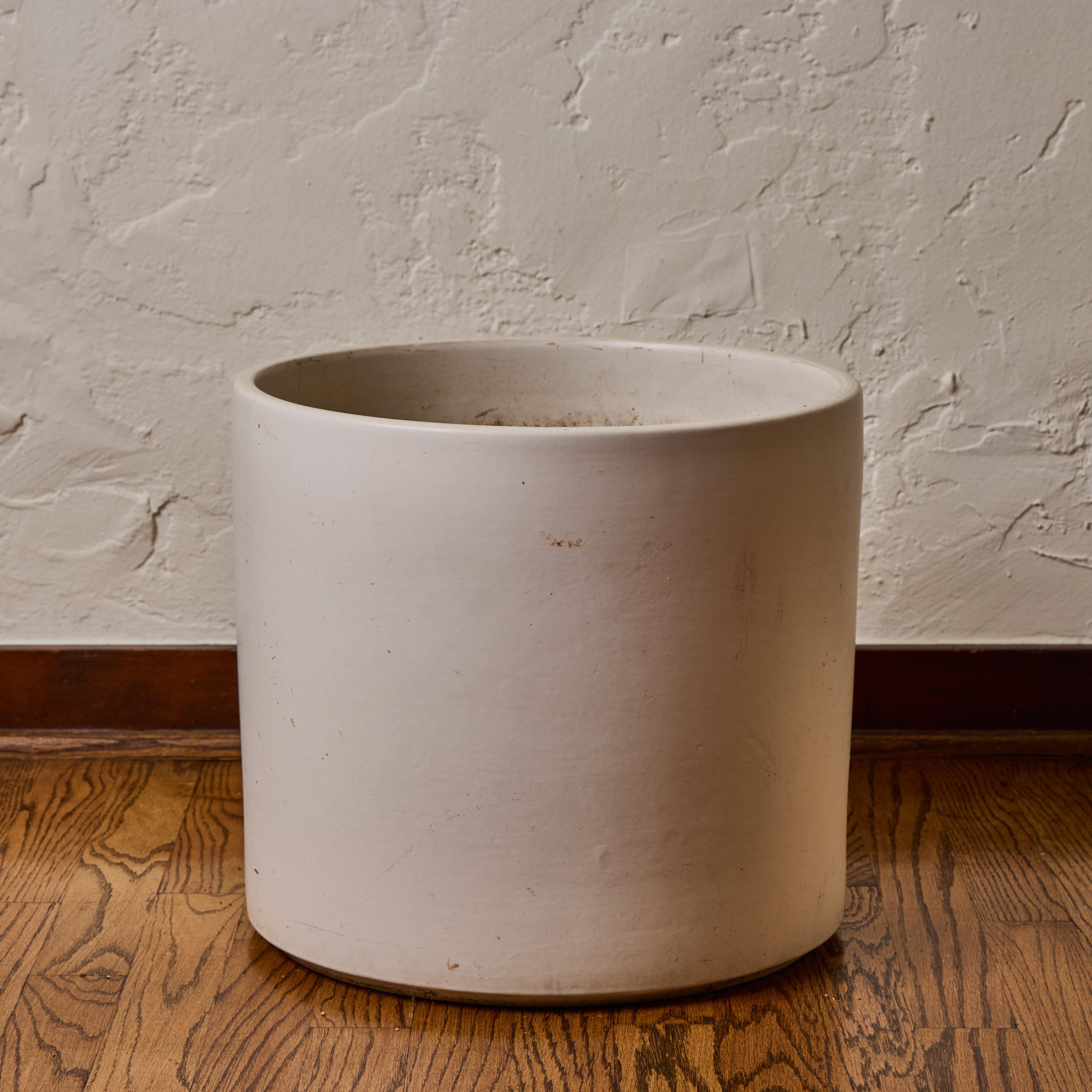 Jardinera grande de cerámica esmaltada en blanco mate Gainey de los años 60 Estadounidense en venta