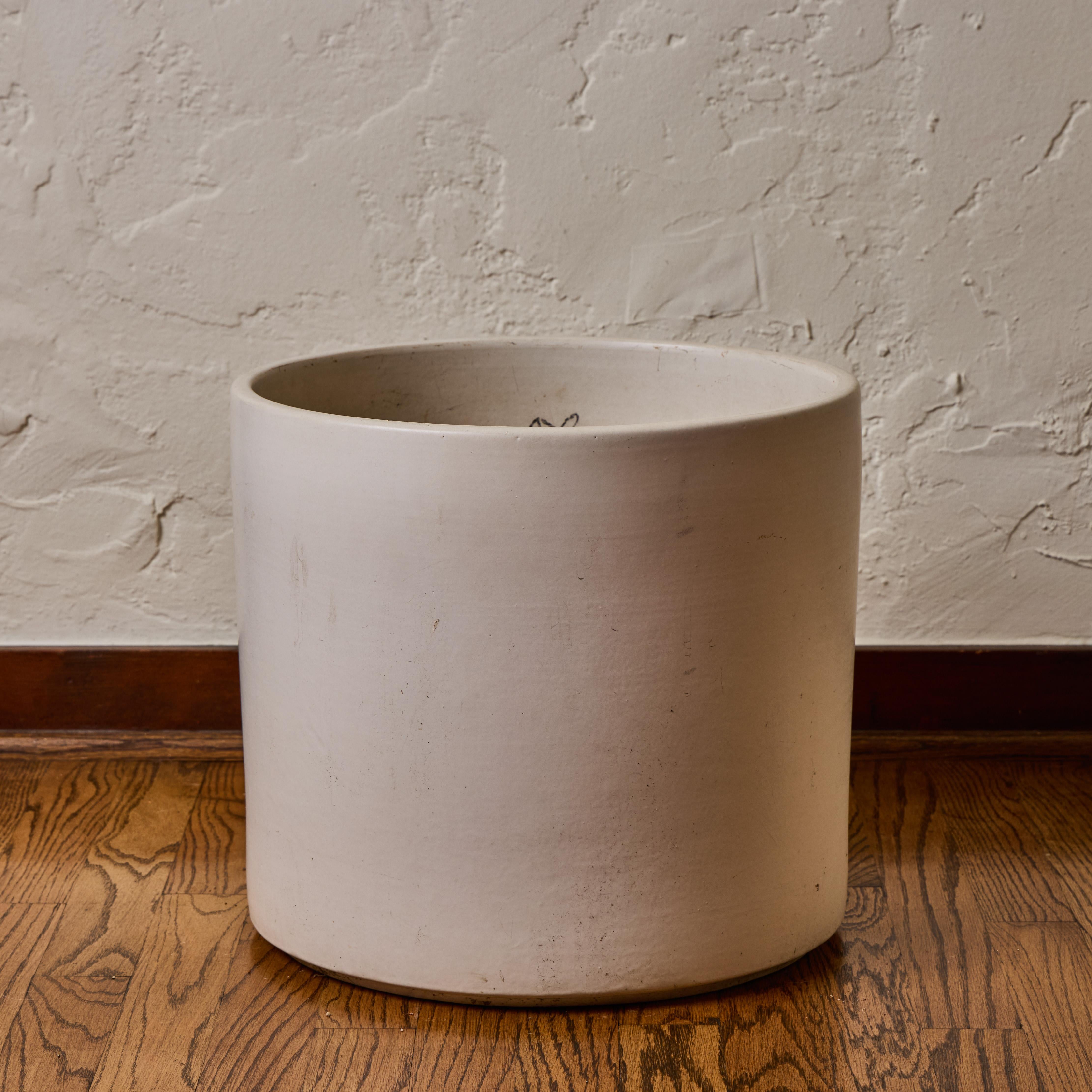 Jardinera grande de cerámica esmaltada en blanco mate Gainey de los años 60 Glaseado en venta