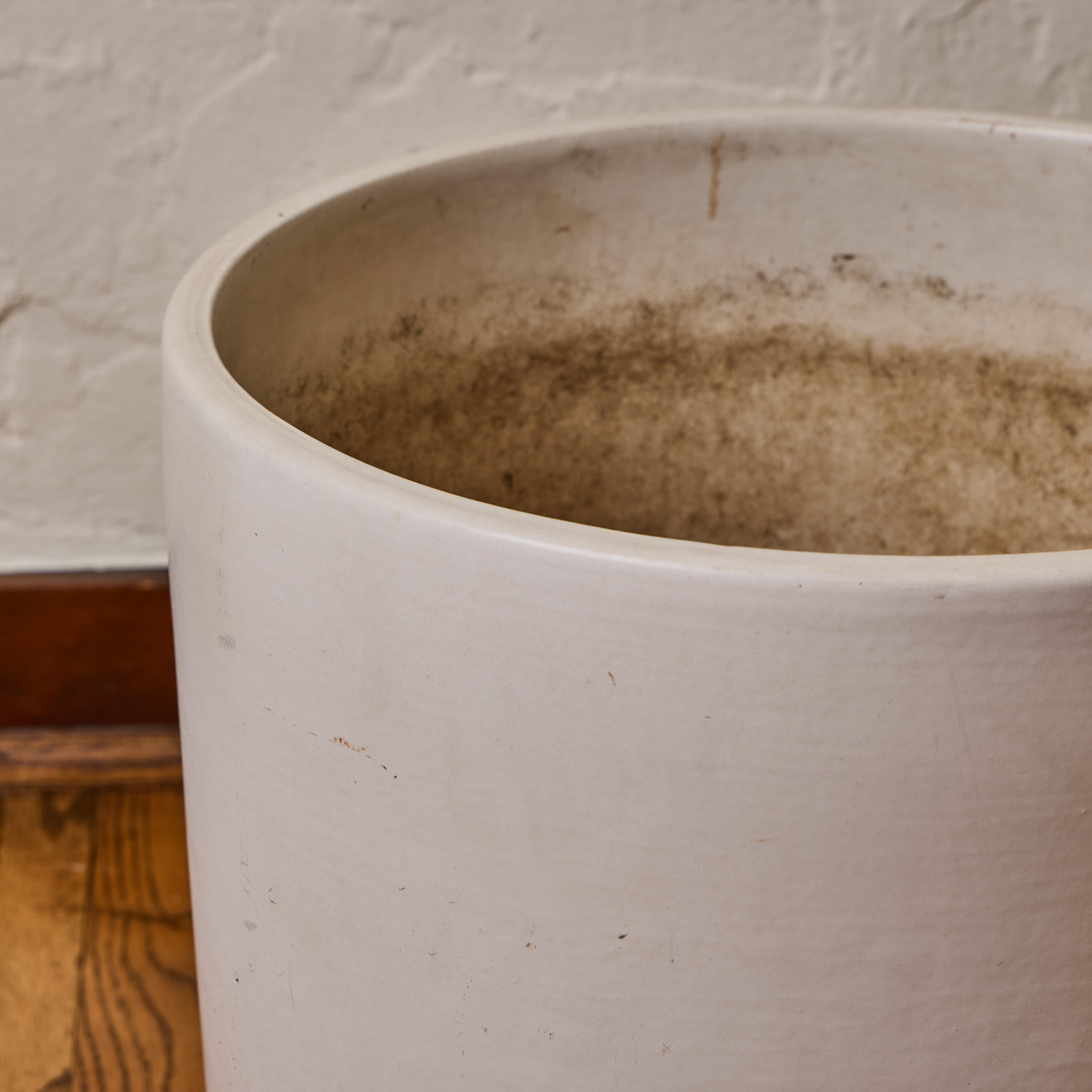 Jardinera grande de cerámica esmaltada en blanco mate Gainey de los años 60 mediados del siglo XX en venta
