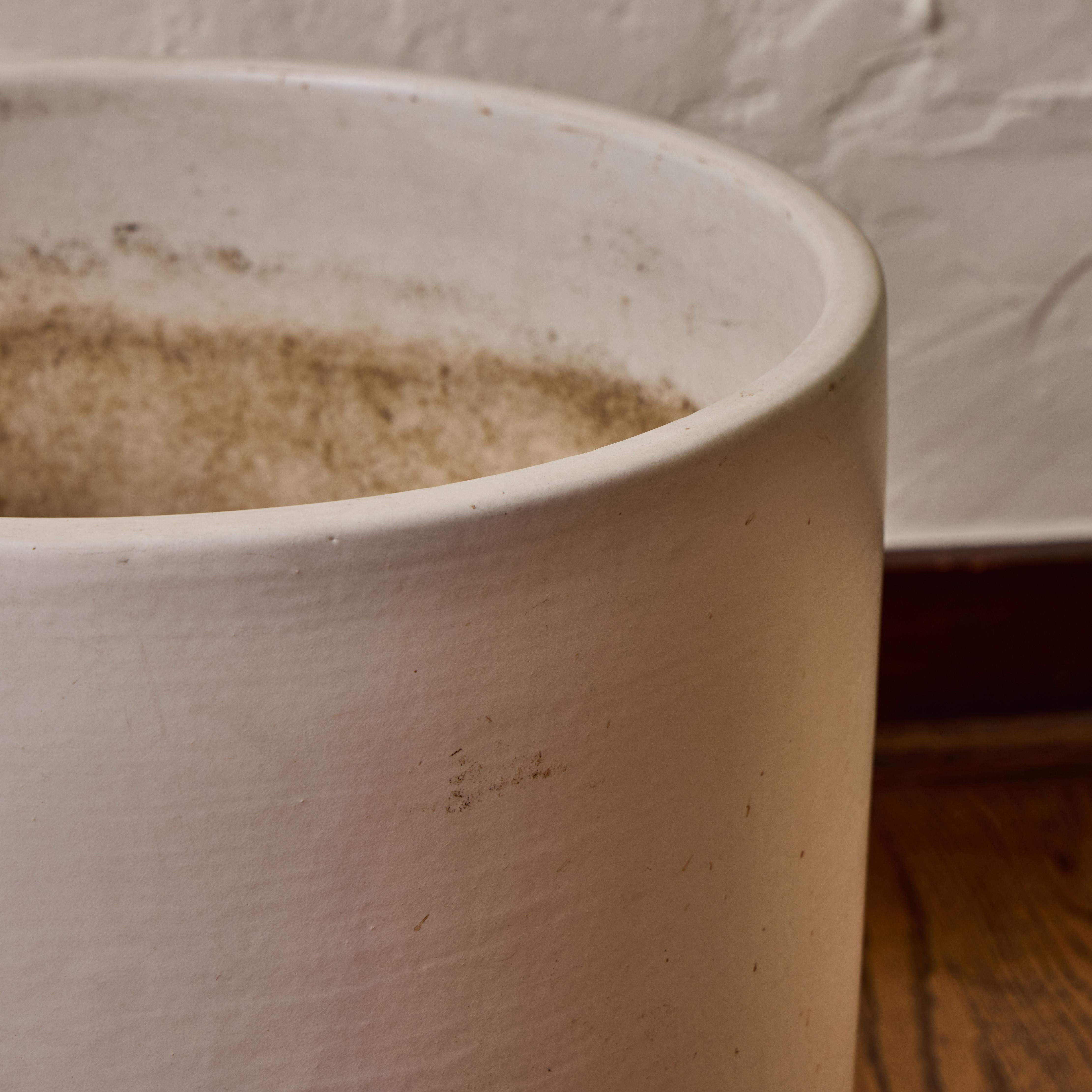 Jardinera grande de cerámica esmaltada en blanco mate Gainey de los años 60 Cerámico en venta