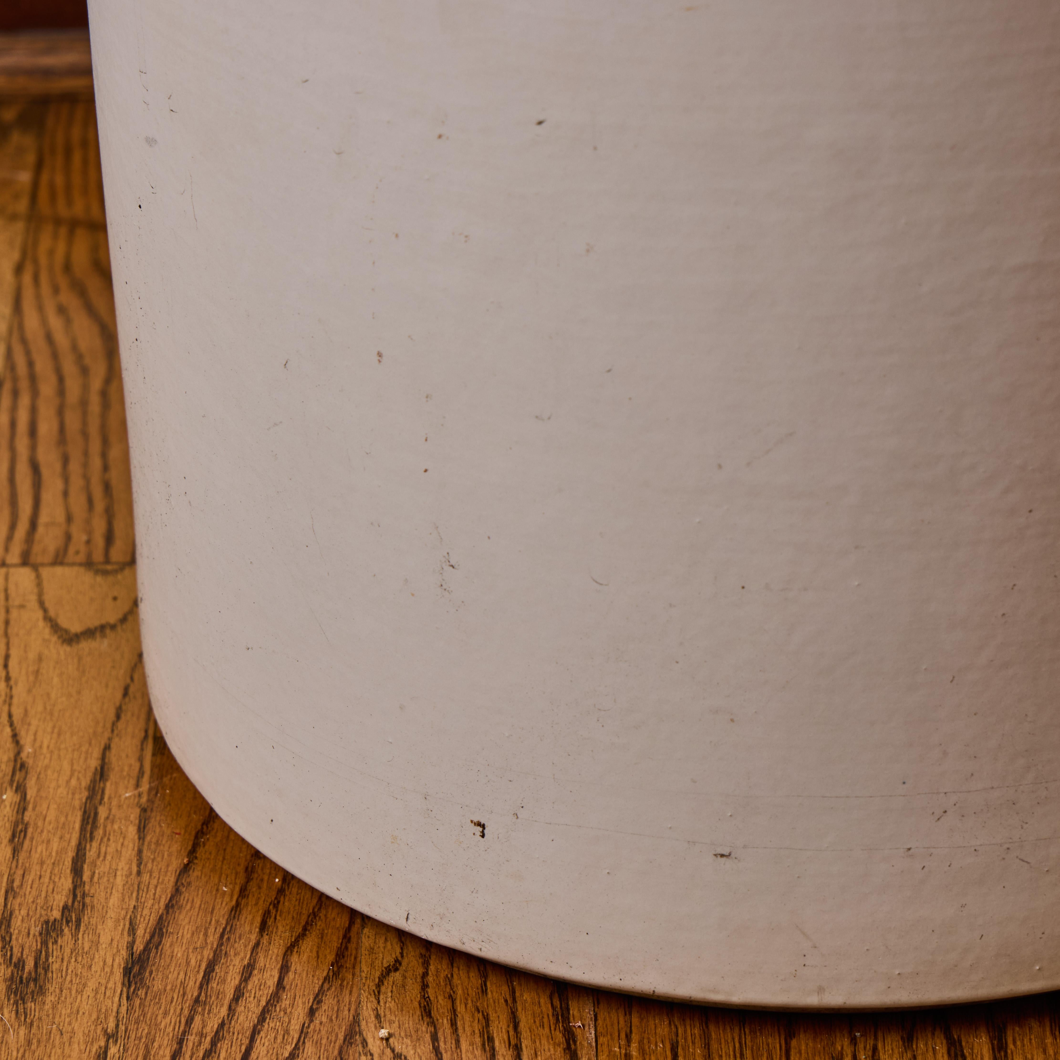 Jardinera grande de cerámica esmaltada en blanco mate Gainey de los años 60 en venta 1