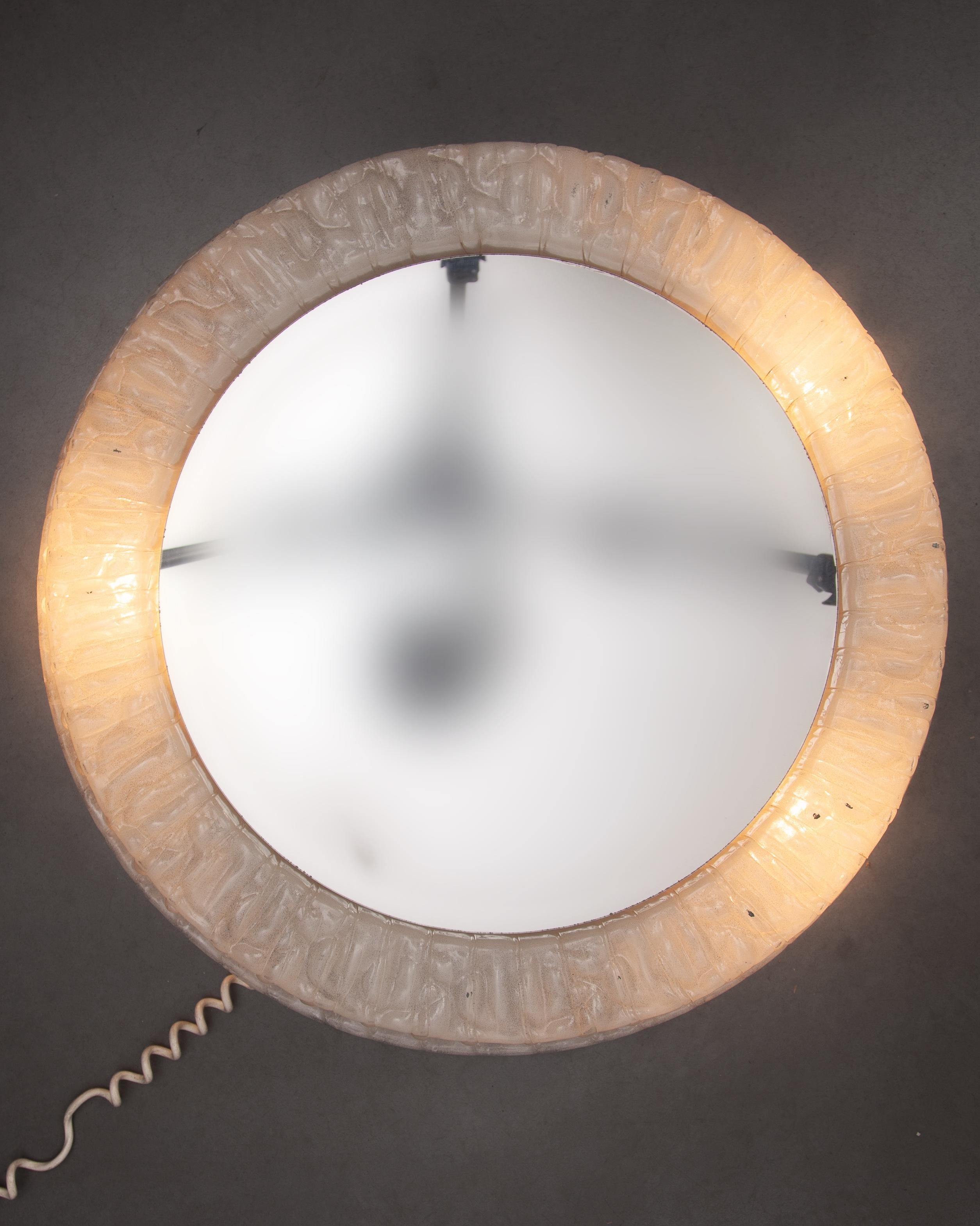 Großer deutscher Hillebrand-Wandspiegel, rund, beleuchtet, hinten beleuchtet, Lucite, 1960er Jahre (Moderne der Mitte des Jahrhunderts) im Angebot