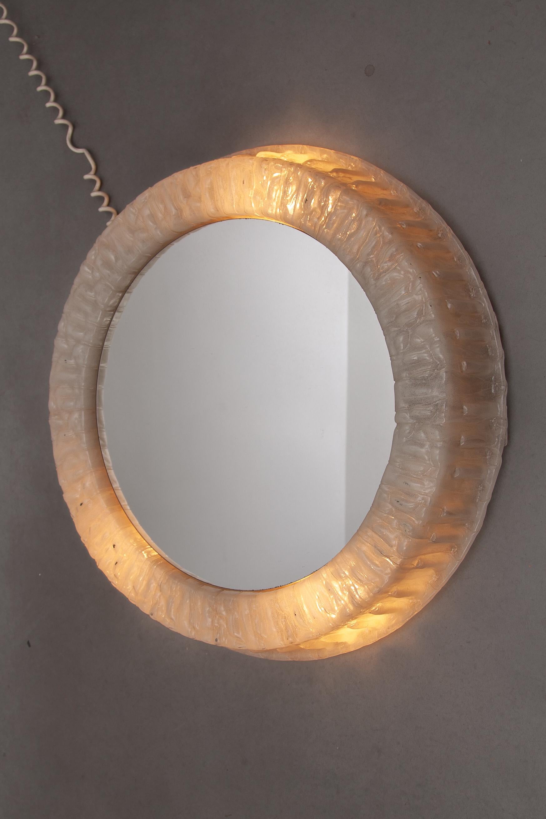 Großer deutscher Hillebrand-Wandspiegel, rund, beleuchtet, hinten beleuchtet, Lucite, 1960er Jahre (Deutsch) im Angebot