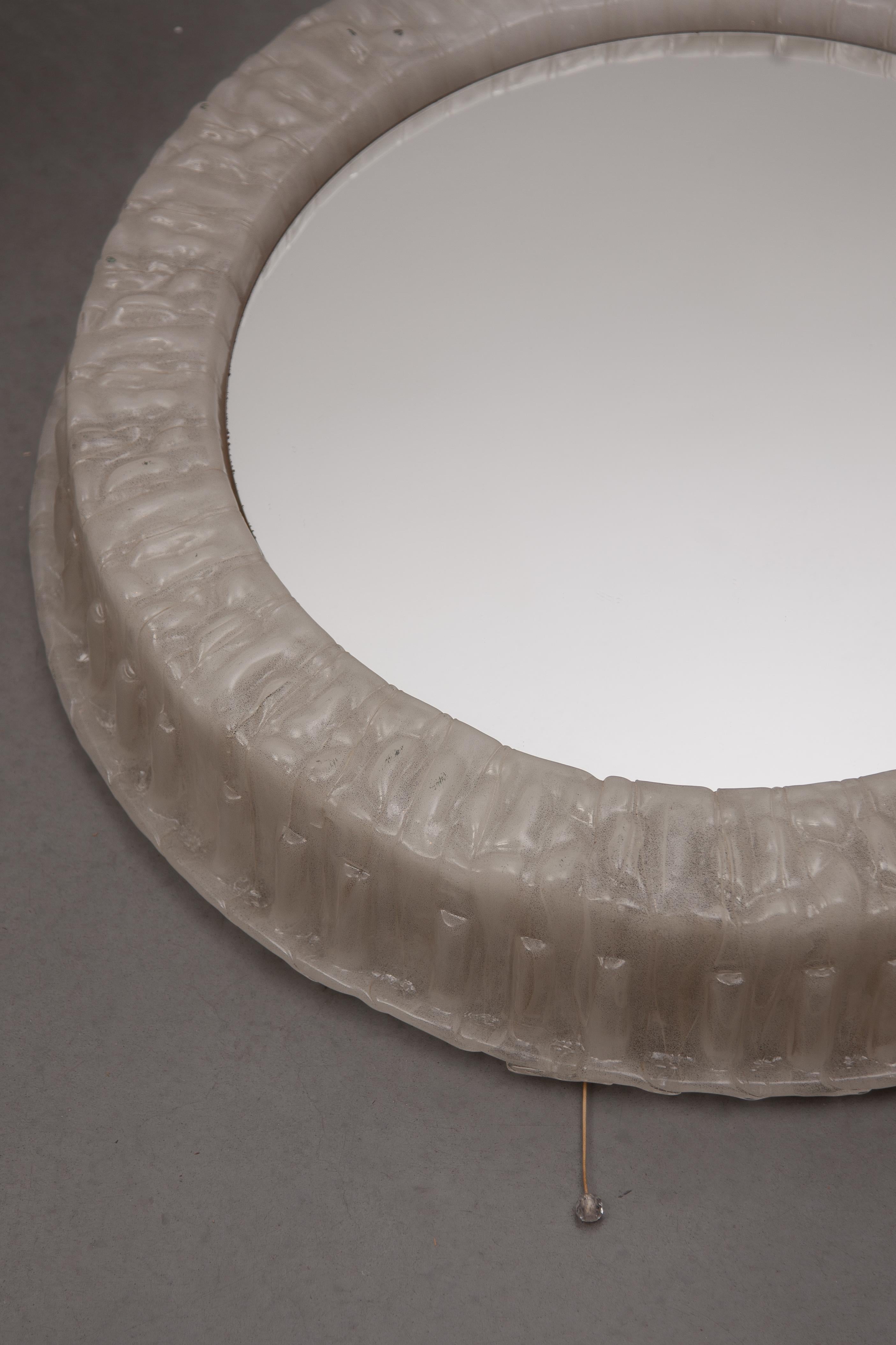 Großer deutscher Hillebrand-Wandspiegel, rund, beleuchtet, hinten beleuchtet, Lucite, 1960er Jahre im Zustand „Gut“ im Angebot in Antwerp, BE