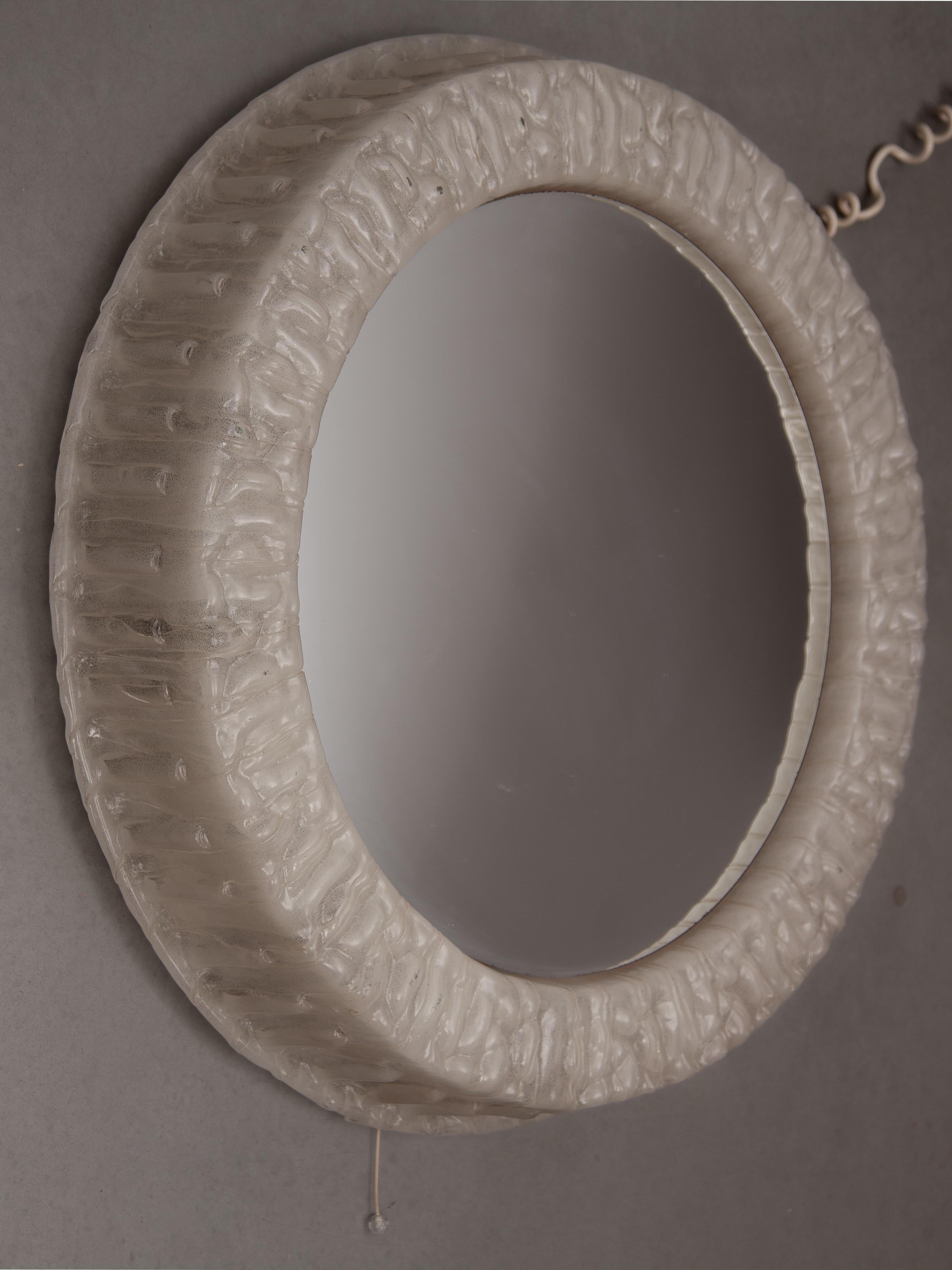 Großer deutscher Hillebrand-Wandspiegel, rund, beleuchtet, hinten beleuchtet, Lucite, 1960er Jahre im Angebot 1