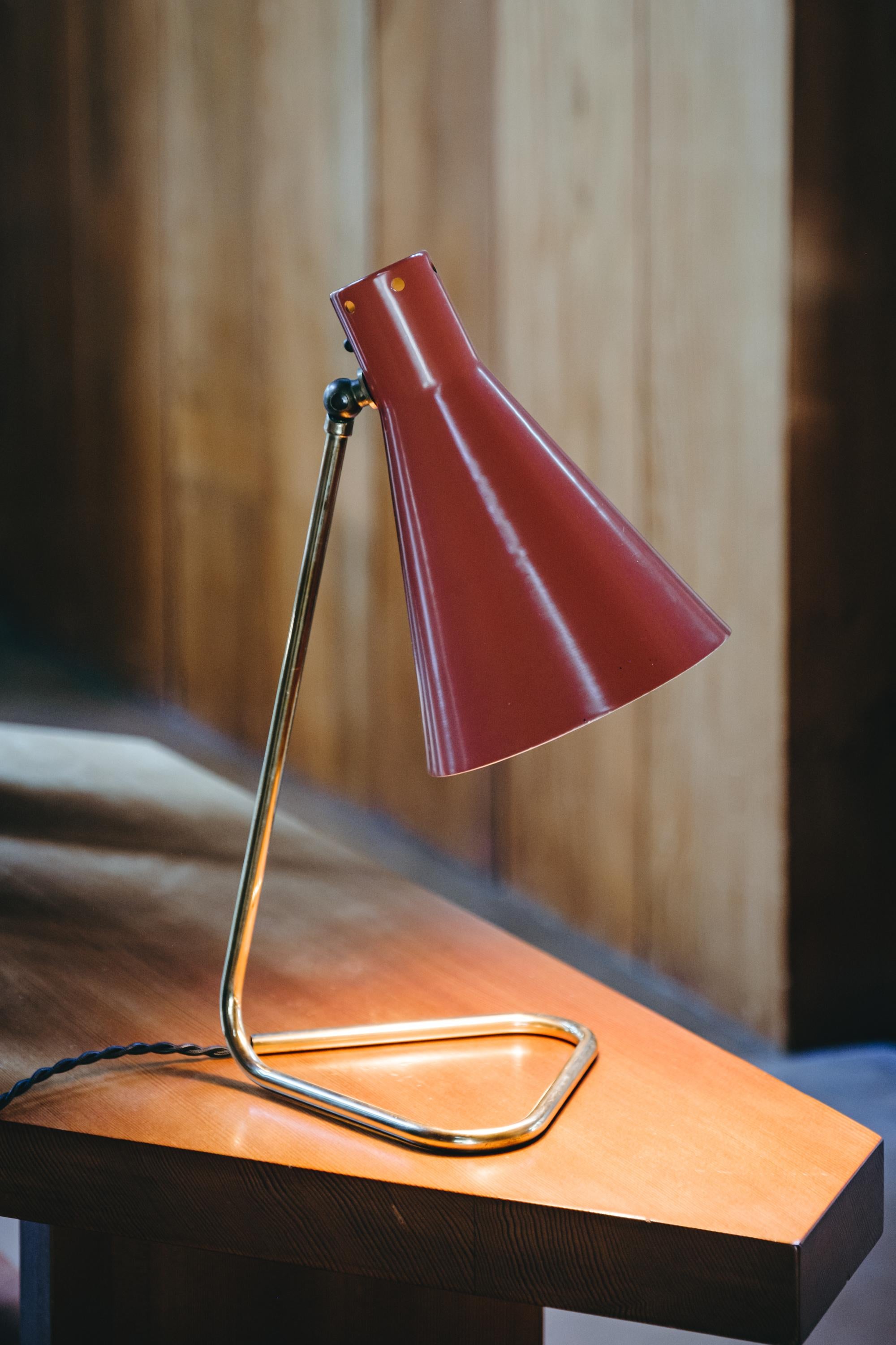 Grande lampe de table Giuseppe Ostuni des années 1960 pour O-Luce. Un design sculptural exécuté en métal émaillé et en laiton. L'ombre peut être levée ou abaissée à la hauteur souhaitée. Une lampe de table rare, de taille attrayante, réalisée par