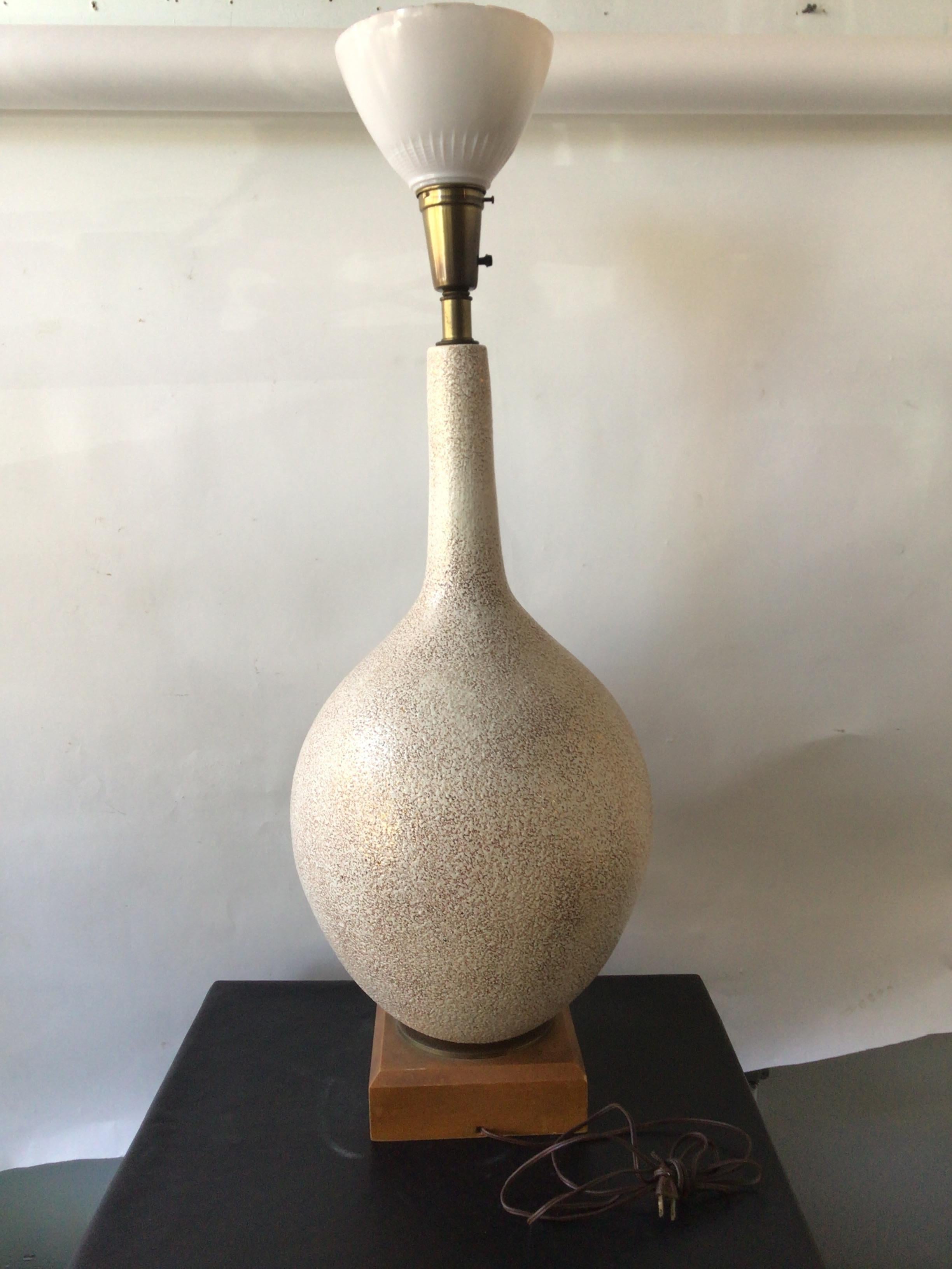 Milieu du XXe siècle Grande lampe en céramique Groovy blanche, orange et or des années 1960 sur socle en bois en vente