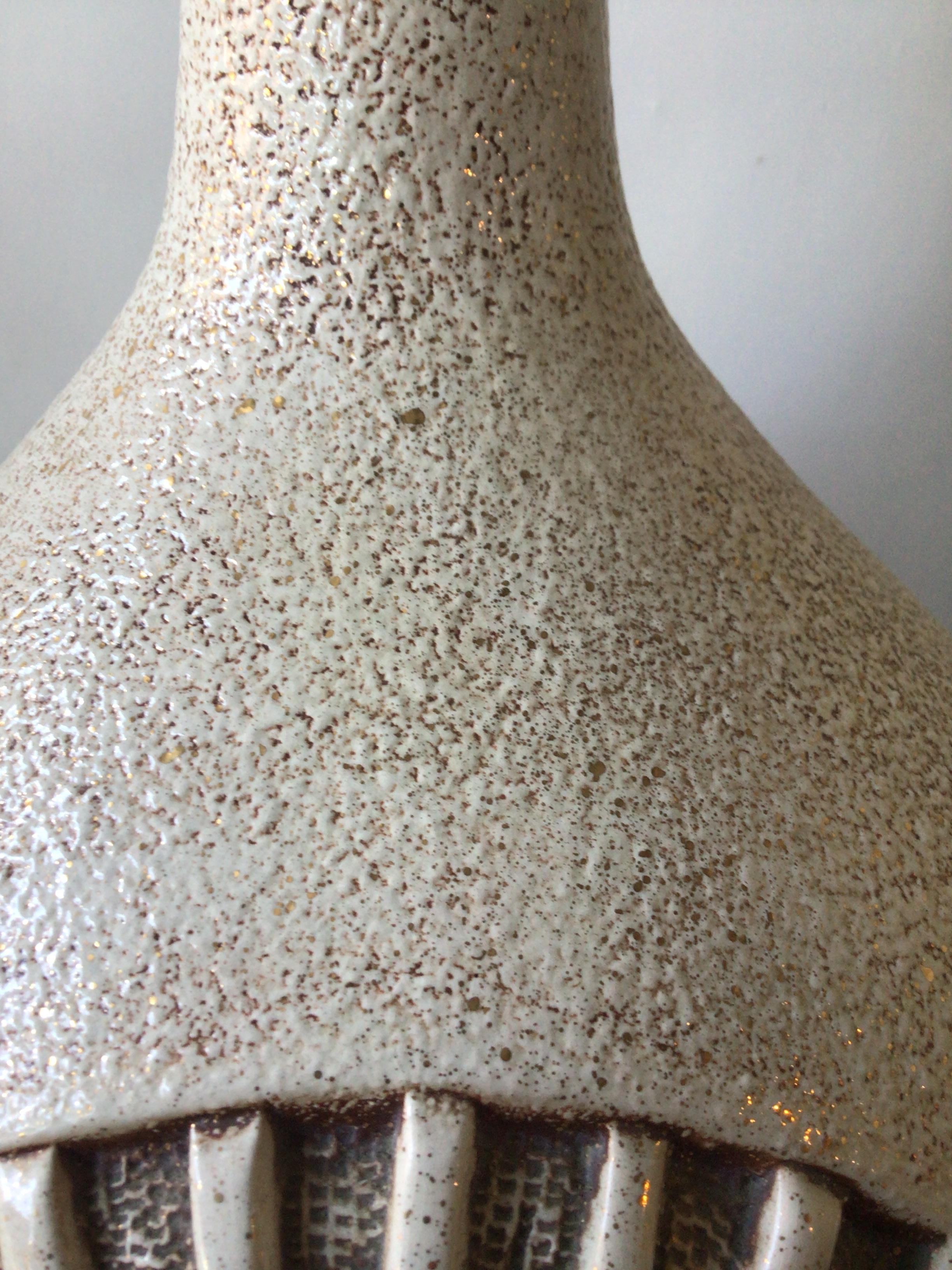 Grande lampe en céramique Groovy blanche, orange et or des années 1960 sur socle en bois en vente 2