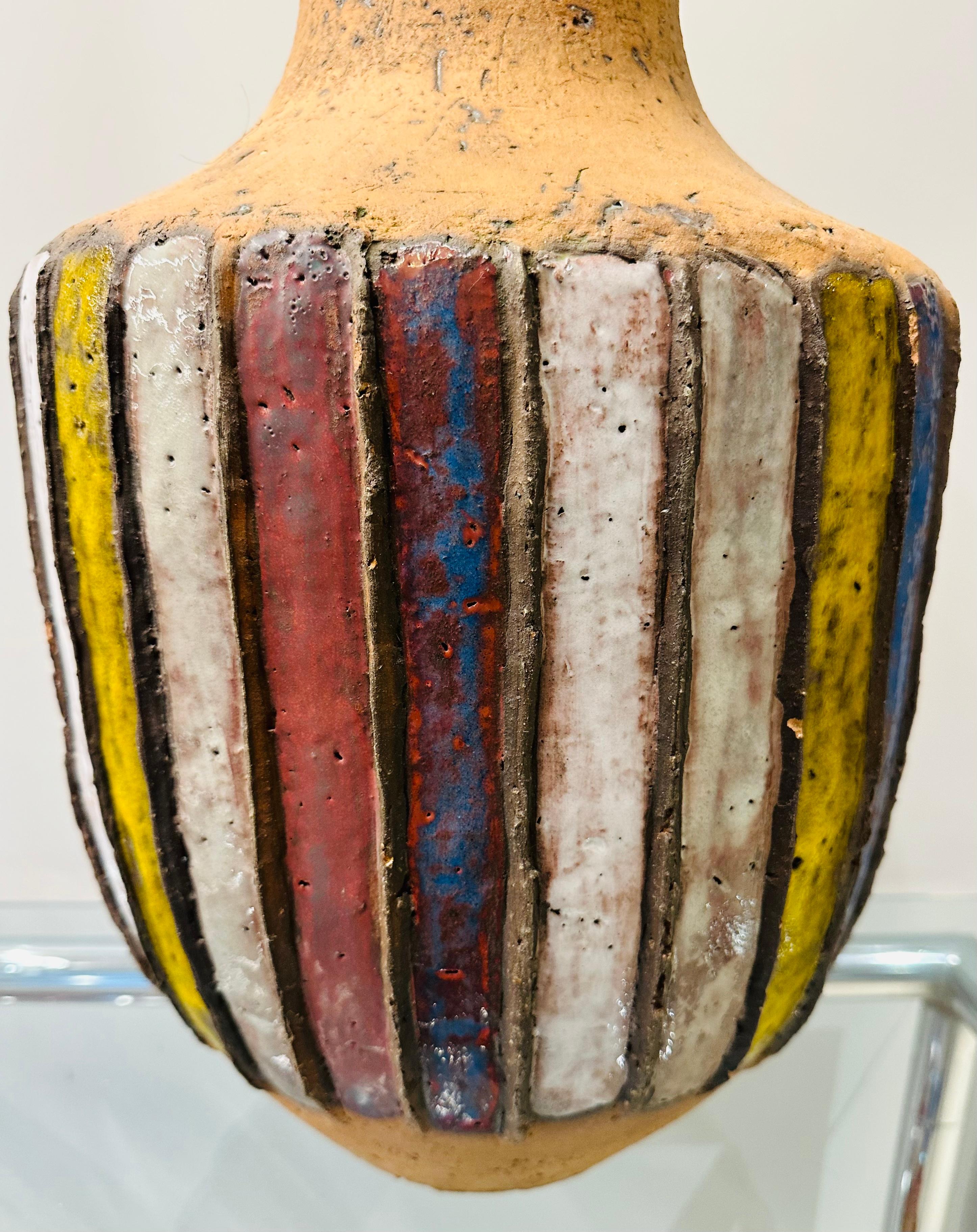 Große 1960er Jahre Handcrafted italienischen gestreiften glasierte Keramik Steingut Vase oder Urne (20. Jahrhundert) im Angebot