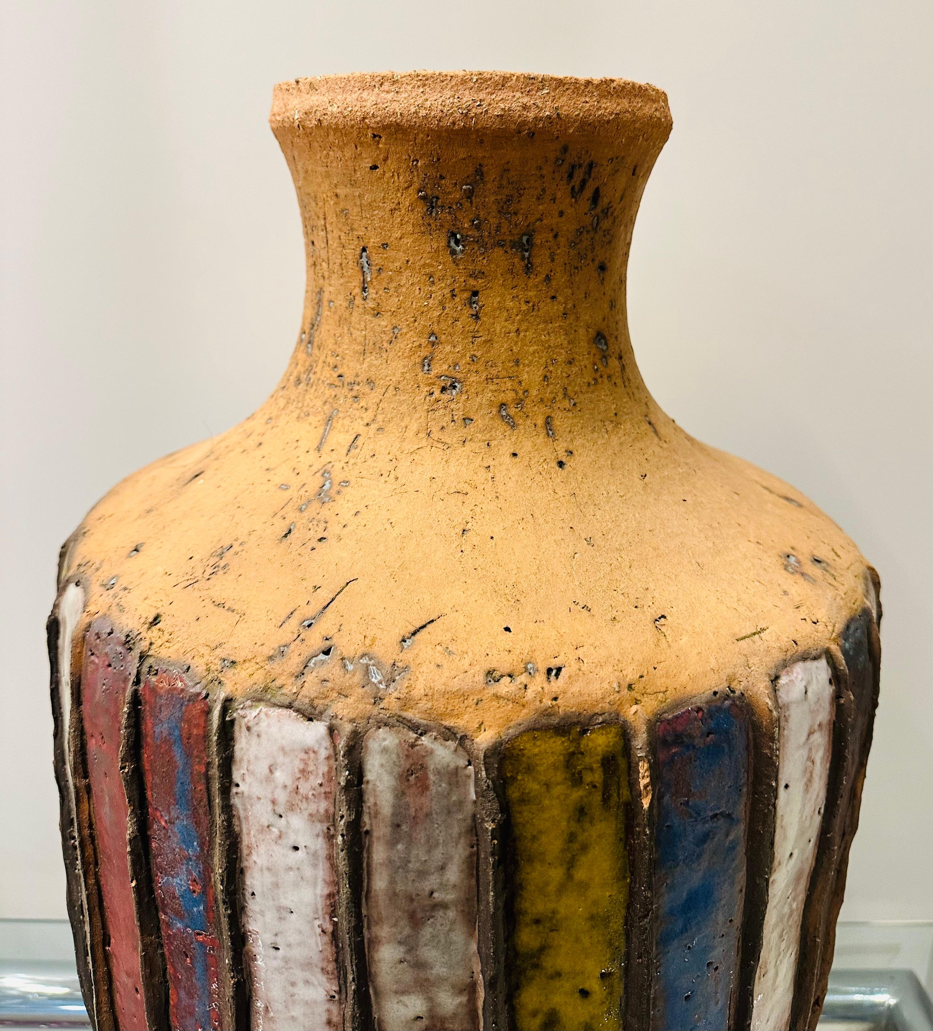 Große 1960er Jahre Handcrafted italienischen gestreiften glasierte Keramik Steingut Vase oder Urne im Angebot 1