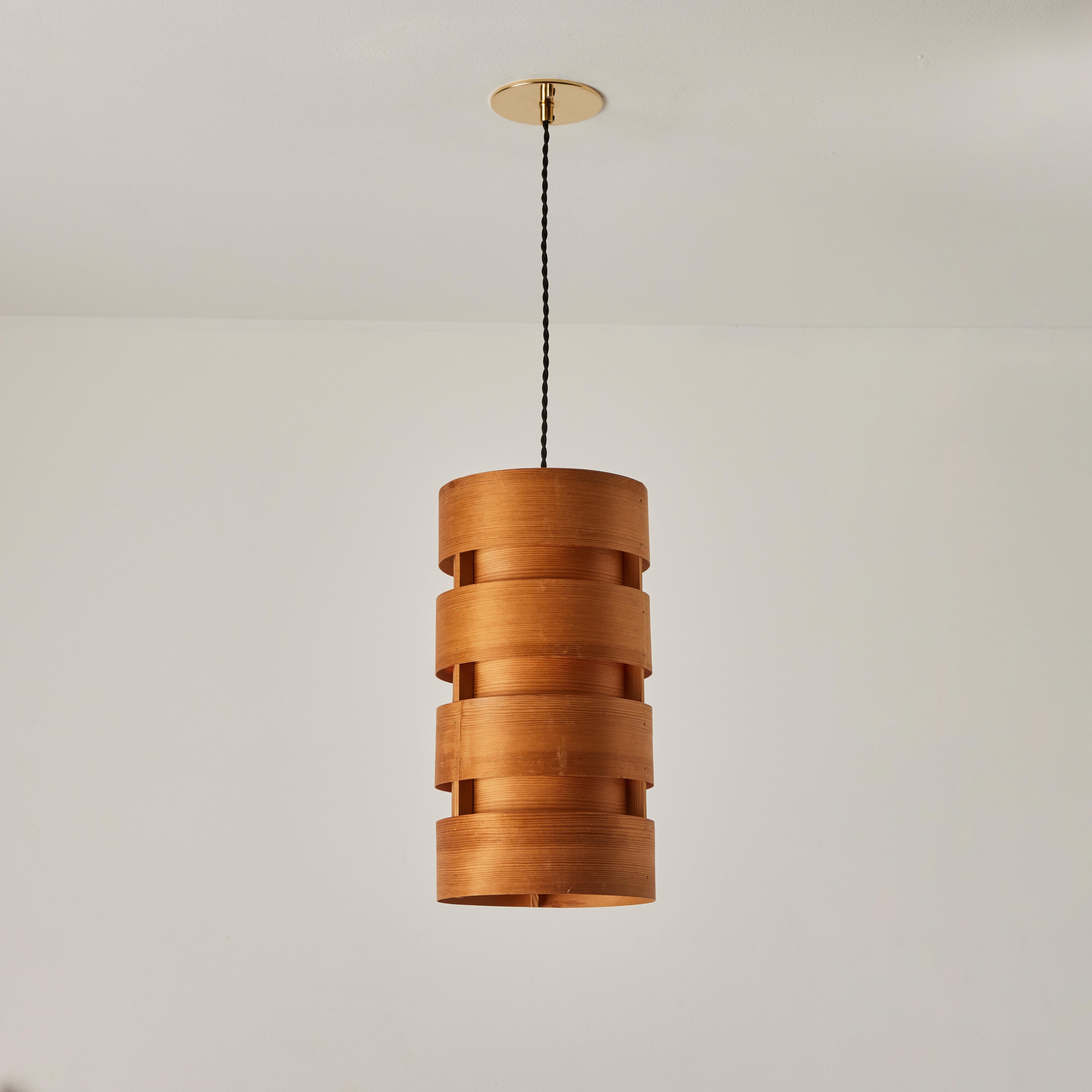 Milieu du XXe siècle Grand pendentif cylindrique en bois cintré des années 1960 de Hans-Agne Jakobsson pour AB Ellysett en vente