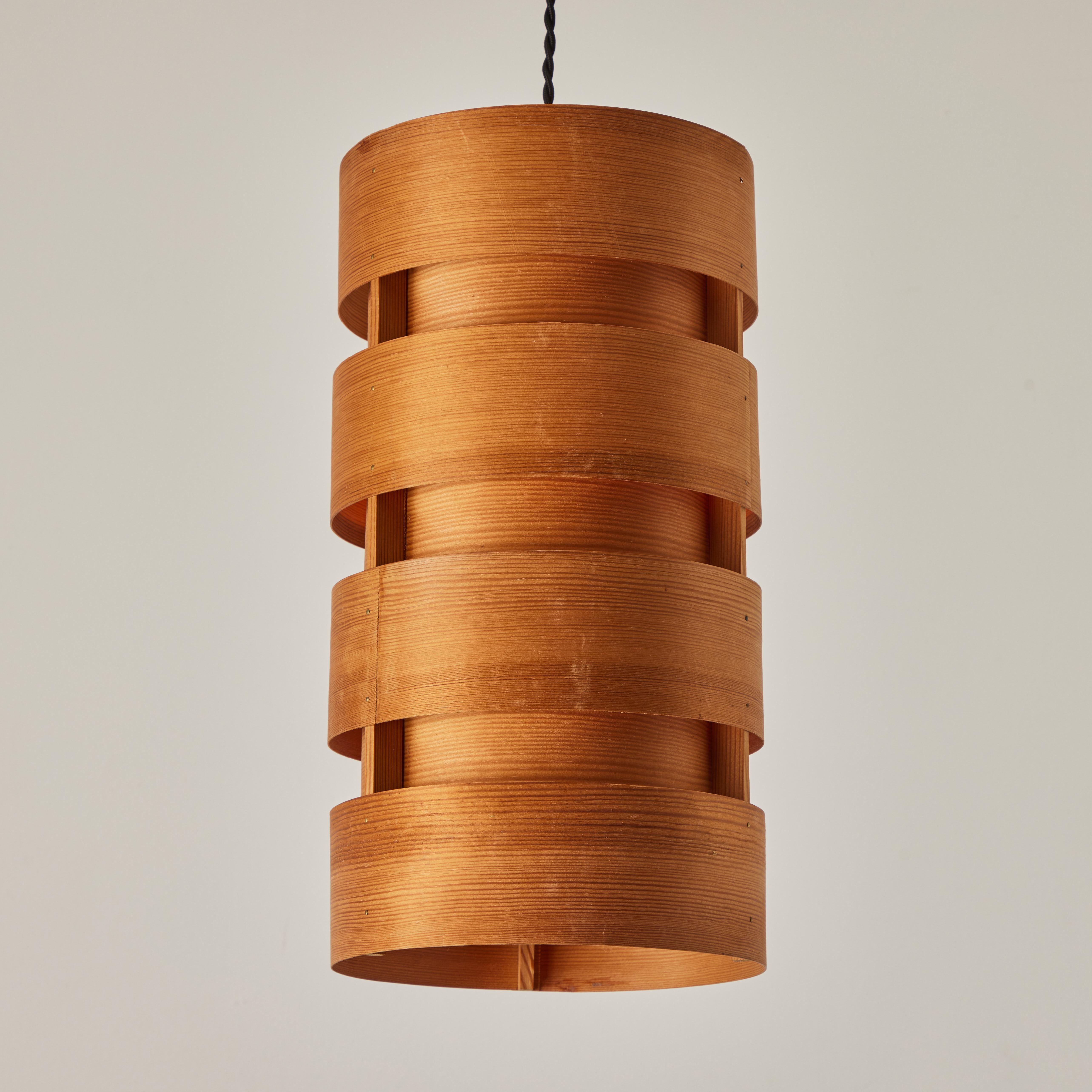 Laiton Grand pendentif cylindrique en bois cintré des années 1960 de Hans-Agne Jakobsson pour AB Ellysett en vente