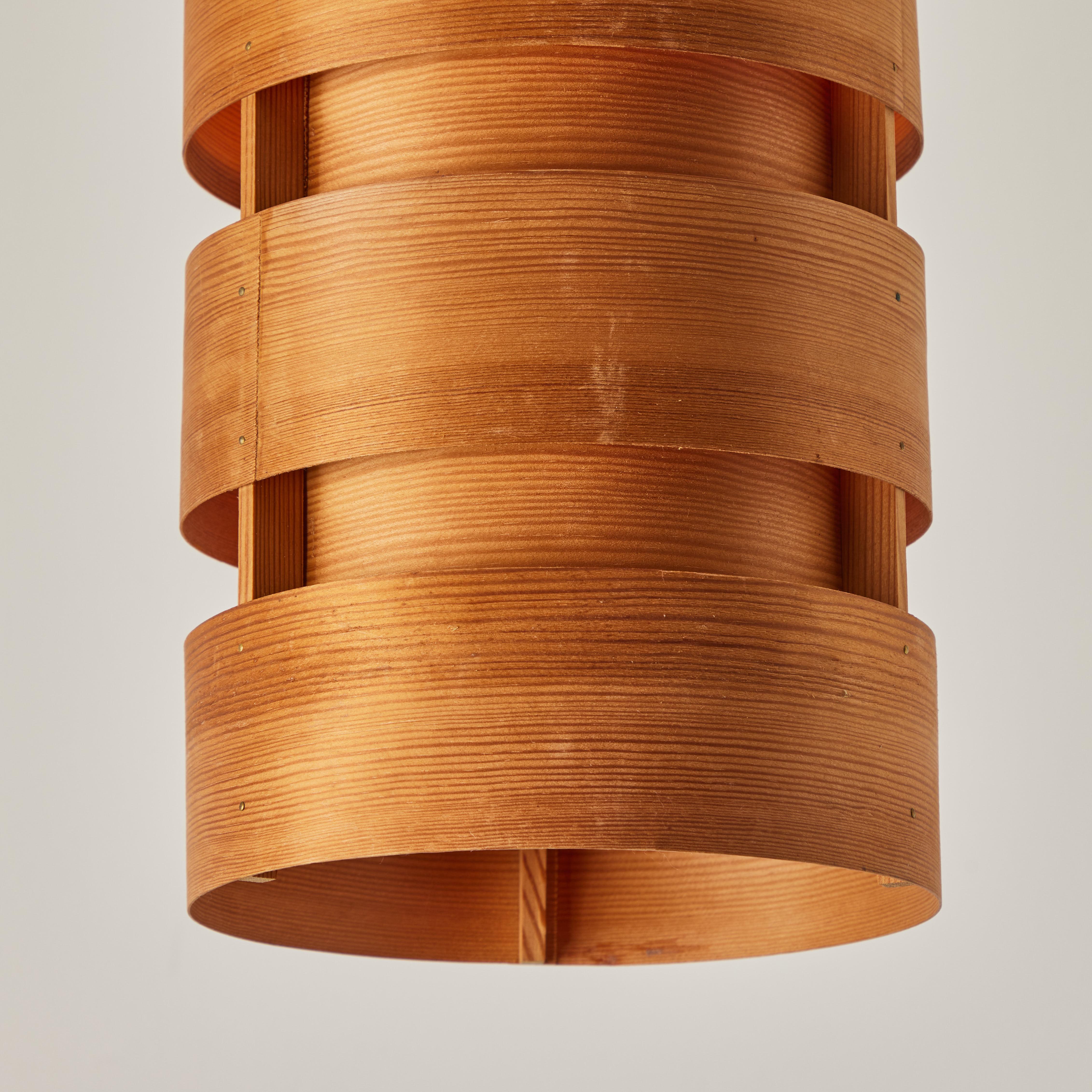 Grand pendentif cylindrique en bois cintré des années 1960 de Hans-Agne Jakobsson pour AB Ellysett en vente 1