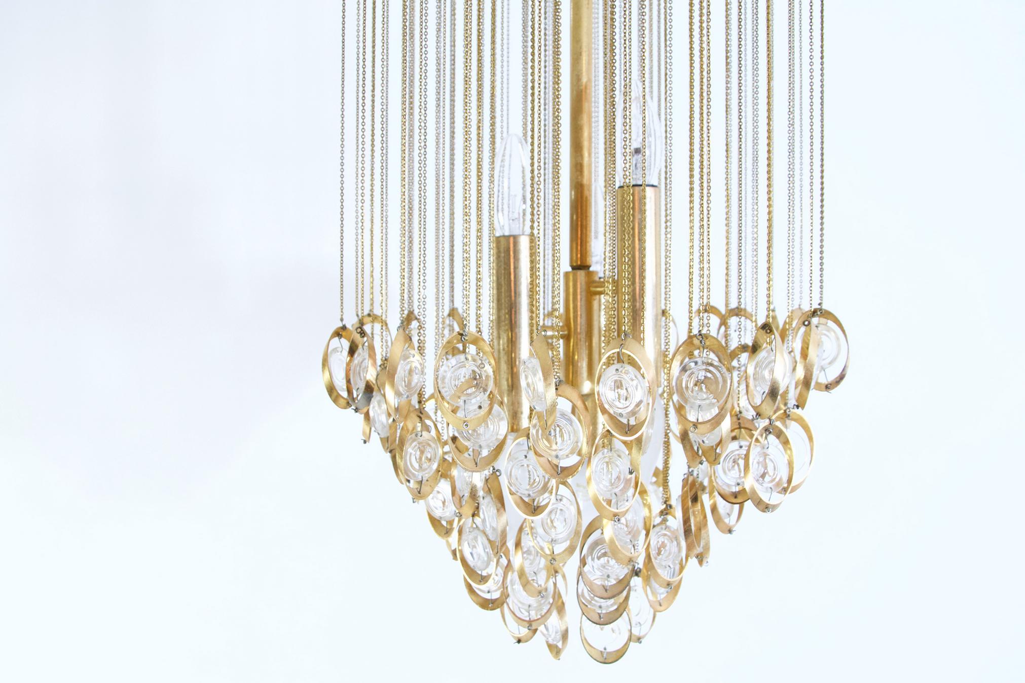 Lustre unique de très grande taille composé de 90 tubes en verre de Murano soufflé à la main, de différentes teintes de vert, suspendus à des chaînes en or sur un disque en laiton. Il y a de la place pour sept ampoules. Livré avec des tubes en verre