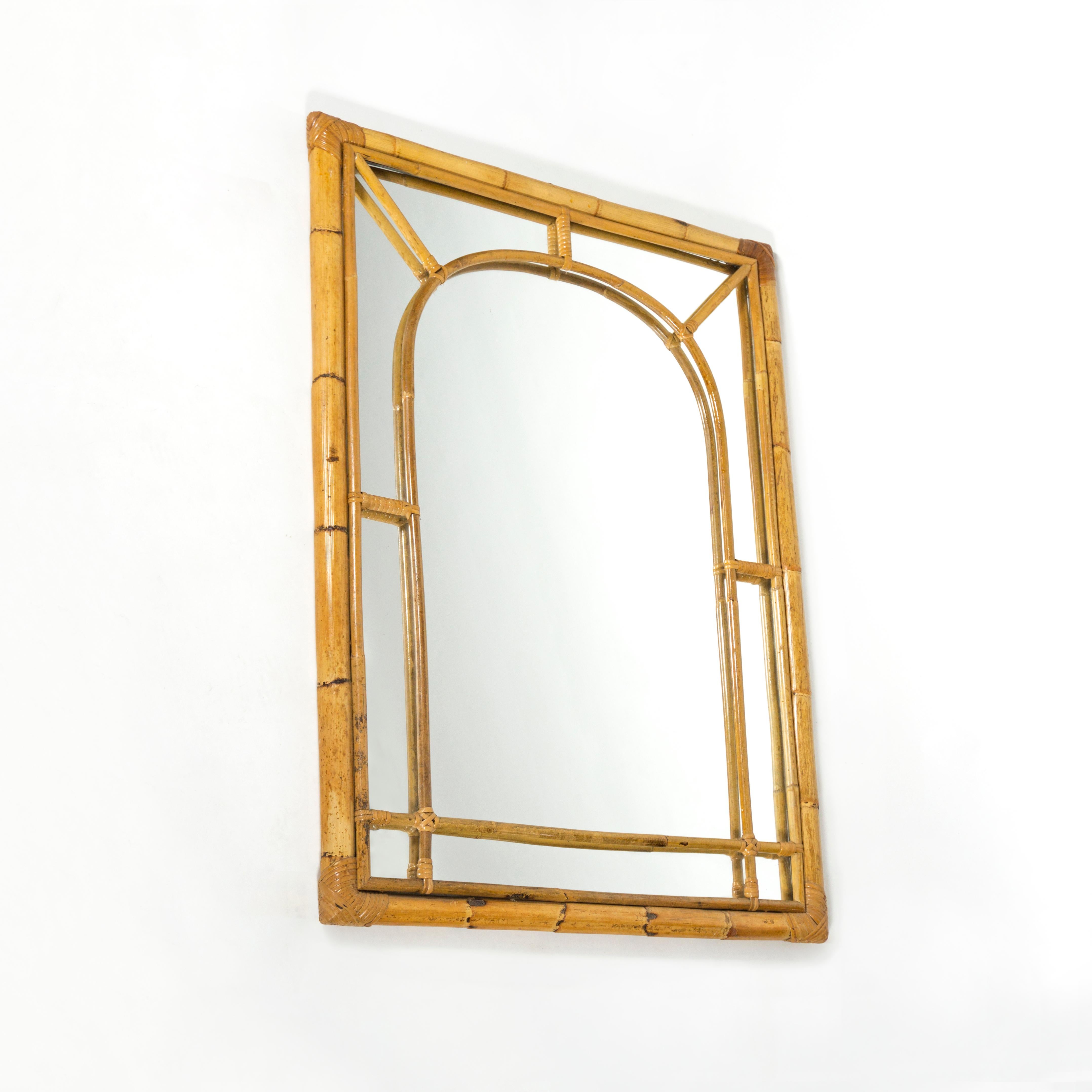 Large and wonderful mid-century modern rectangular and arched wall mirror with double bamboo frame. This fantastic item was produced in Italy during the 1960s.
This gorgous italian mirror features a rectangular bamboo frame and has an additional
