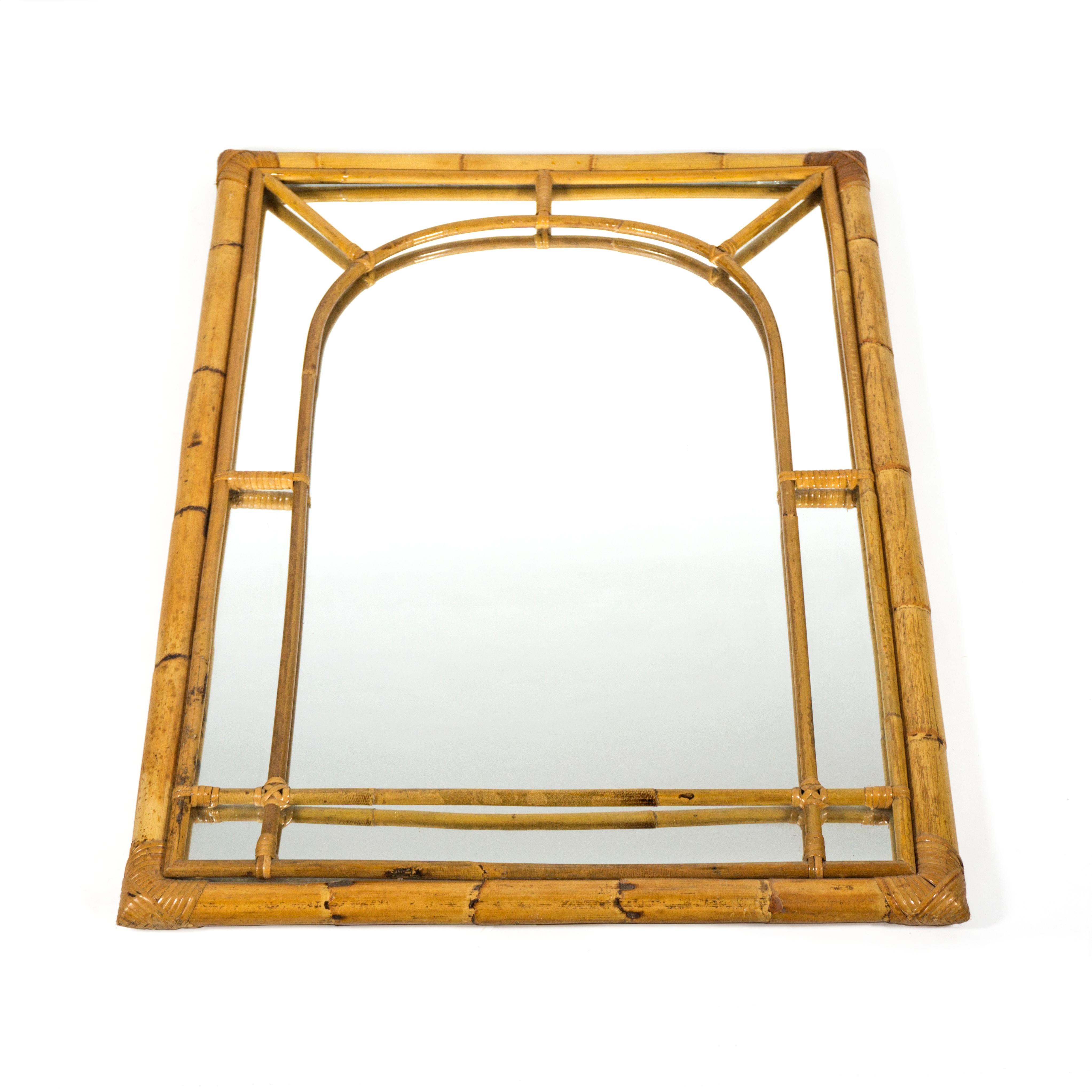 Mid-Century Modern Grand miroir mural rectangulaire et arqué italien des années 1960 avec double cadre en bambou en vente