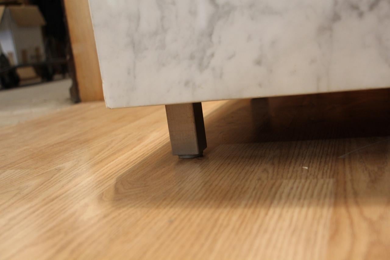 Jardinera grande de mármol y acero cepillado estilo Knoll de los años 60 en venta 1