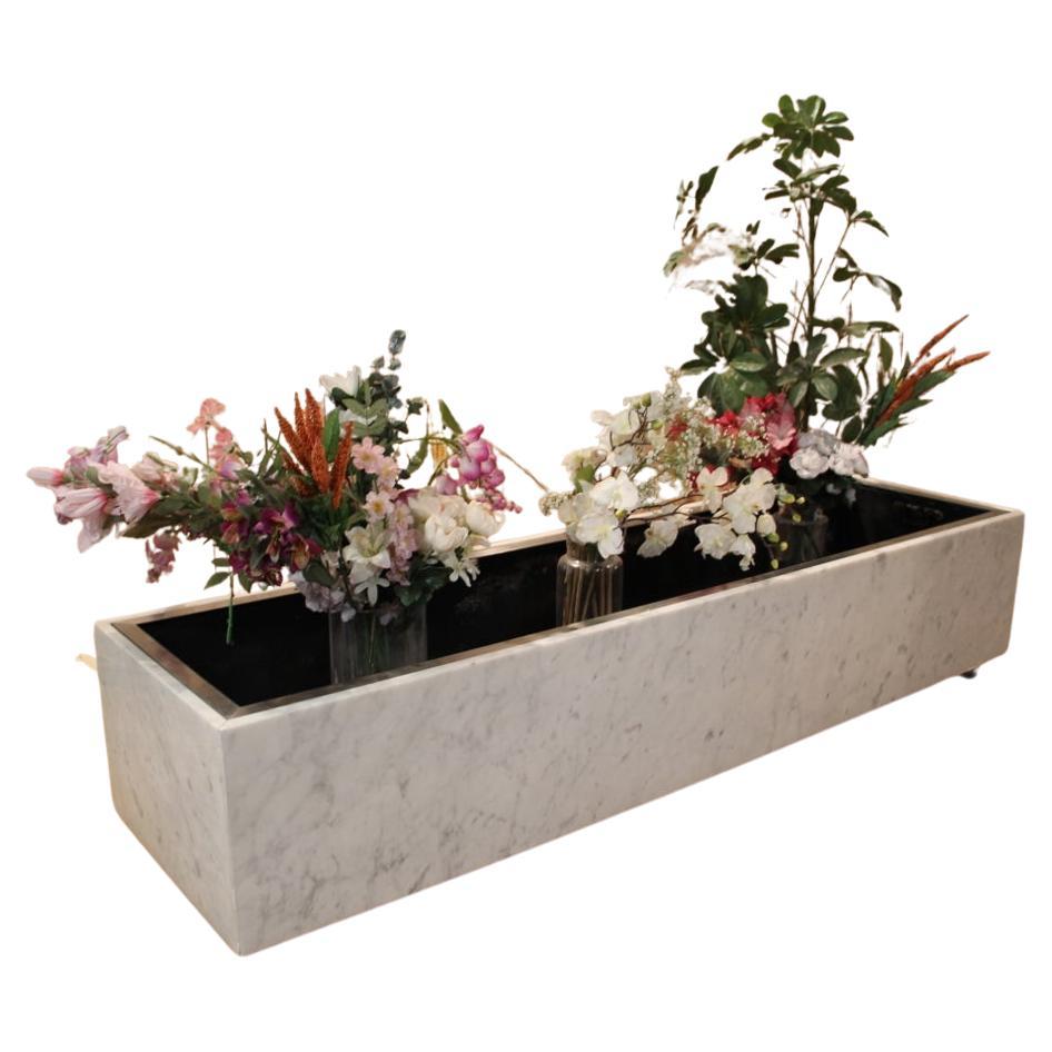 Jardinera grande de mármol y acero cepillado estilo Knoll de los años 60 en venta