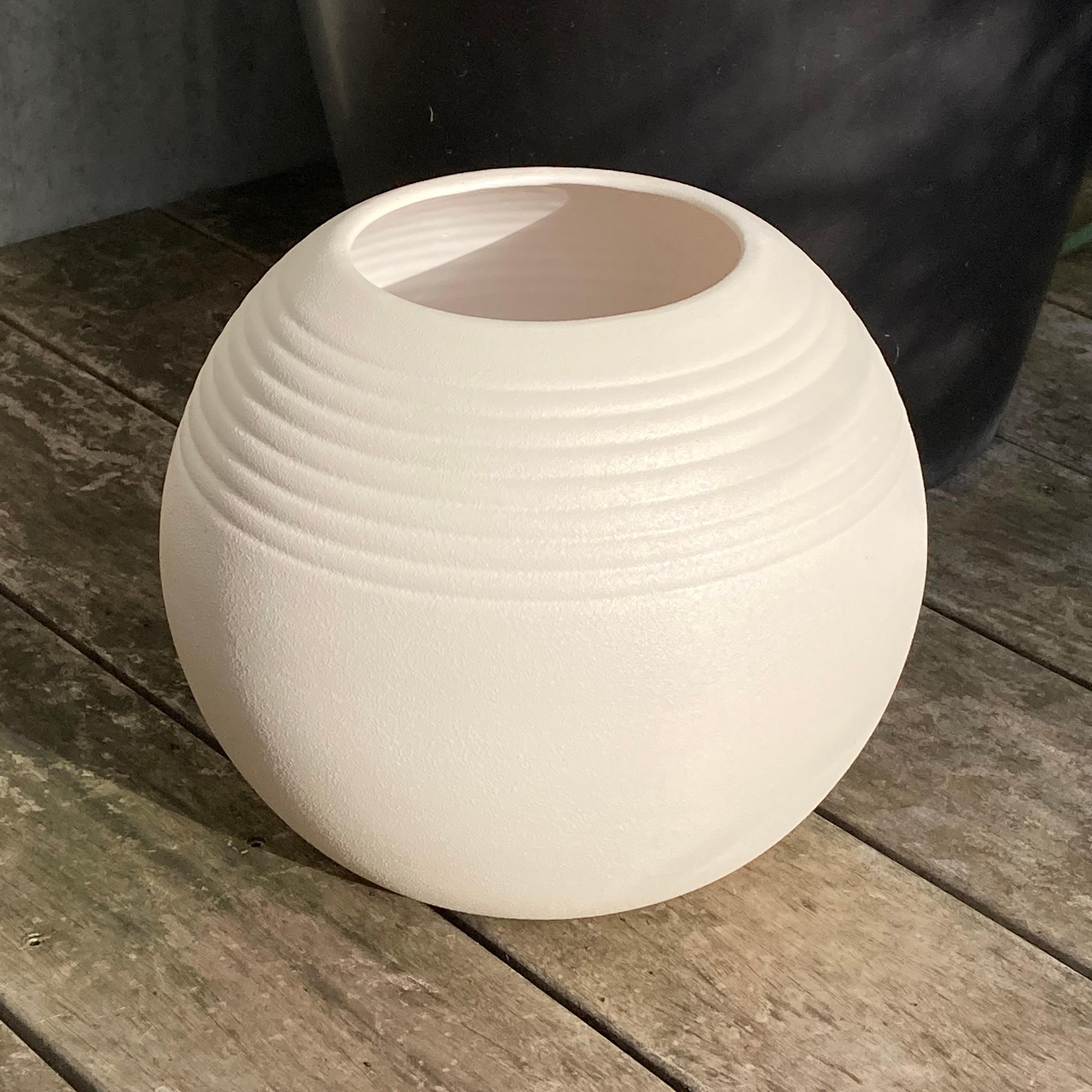 Ce vase en céramique authentique des années 1960 est tout simplement intemporel ! Avec sa forme et son décor minimalistes, il s'agit non seulement d'une pièce de collection moderne du milieu du siècle, mais aussi d'un fantastique objet de décoration