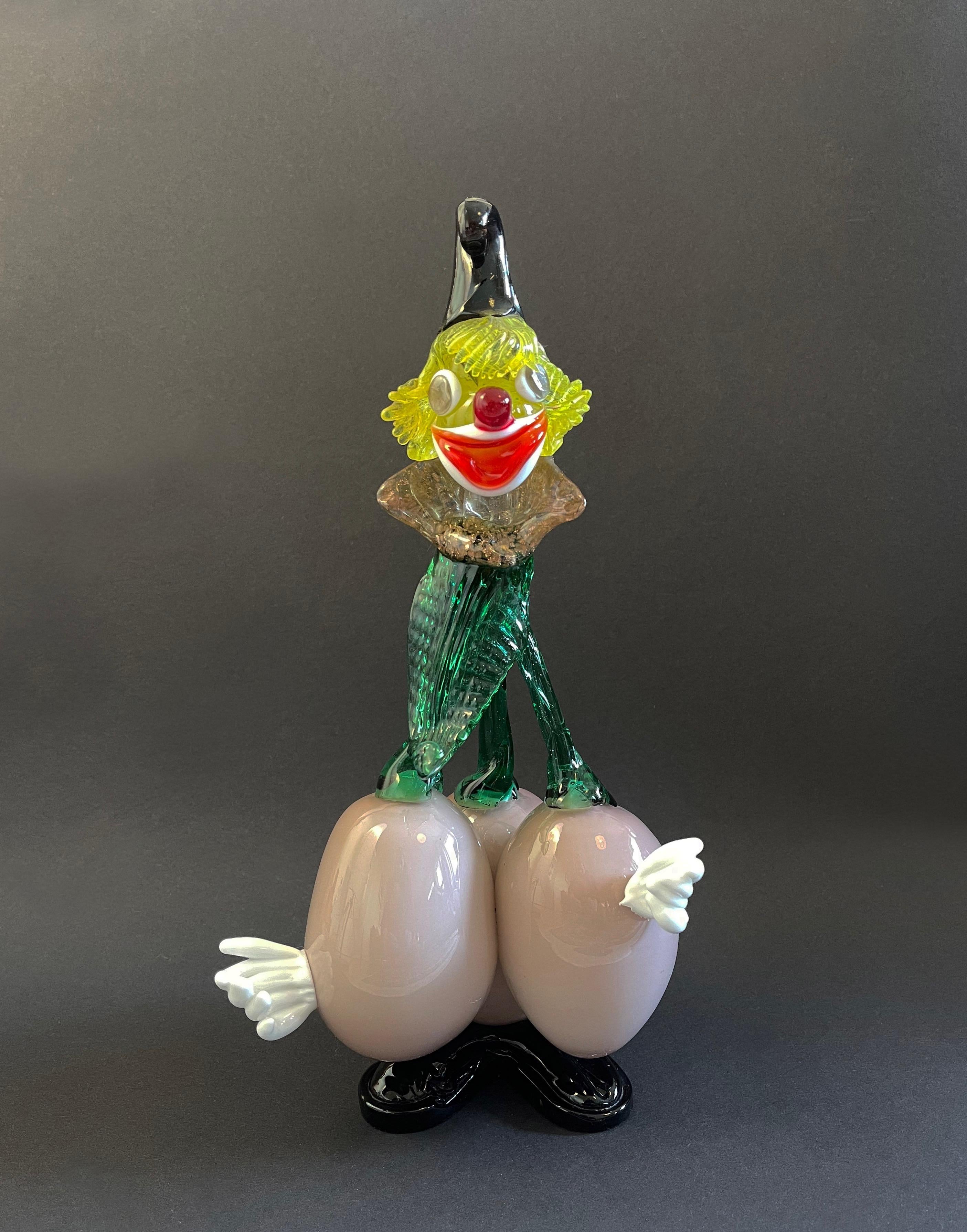 Wunderschönes Kunsthandwerk aus Murano um 1960.
Der große Clown trägt eine ausgebeulte Hose in Form einer Aubergine, eine prächtige
vor der Ernte- und Fruchtsaison.
Ein goldener, glitzernder Kragen, der ein blattreiches Halstuch krönt.

Die Höhe