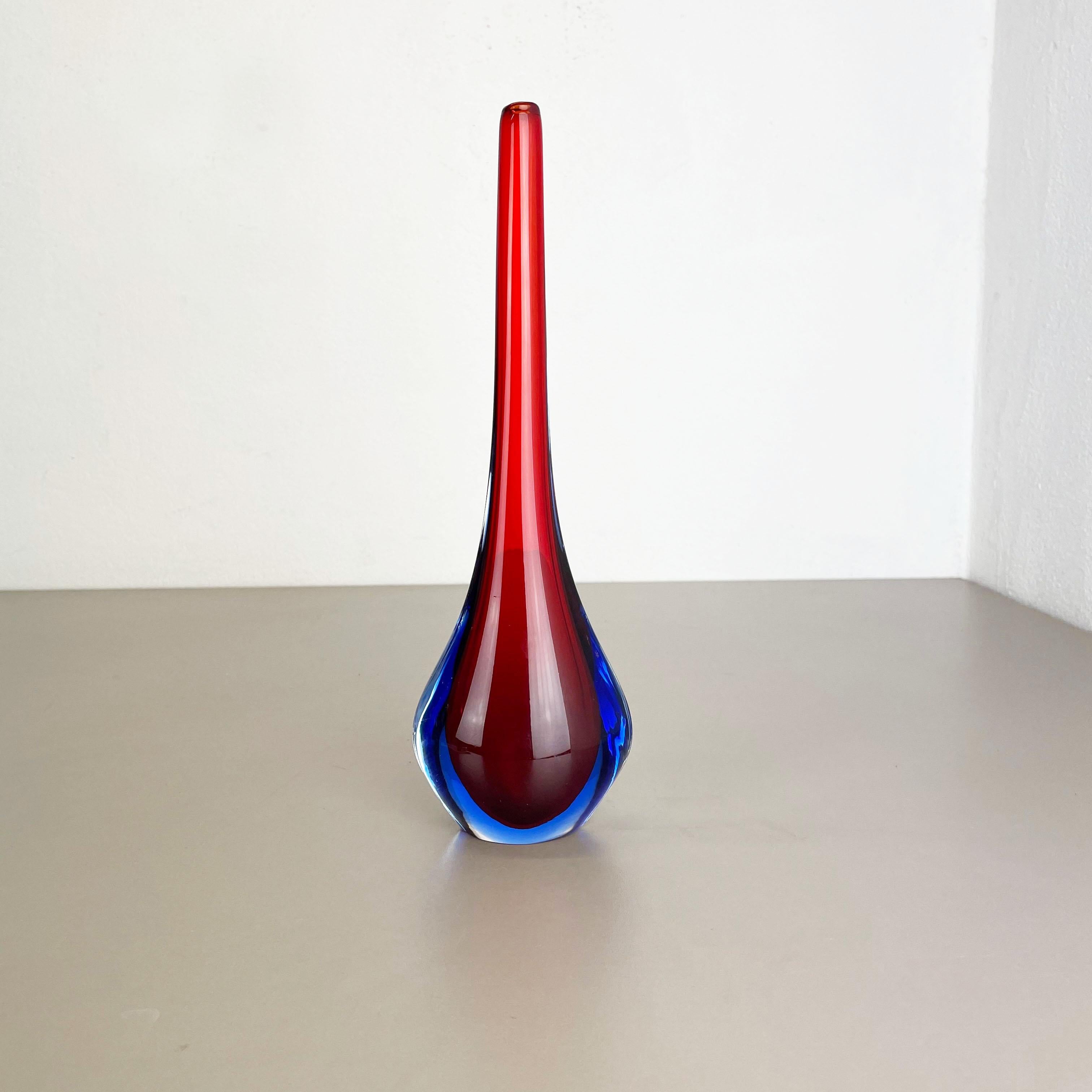 Artículo:

Jarrón de cristal de Murano

Diseño:

Flavio Poli


Origen:

Murano, Italia


Década:

1970s

Estos originales jarrones de cristal de Murano se fabricaron en la década de 1970 en Italia. Este elegante jarrón italiano, diseñado por Flavio