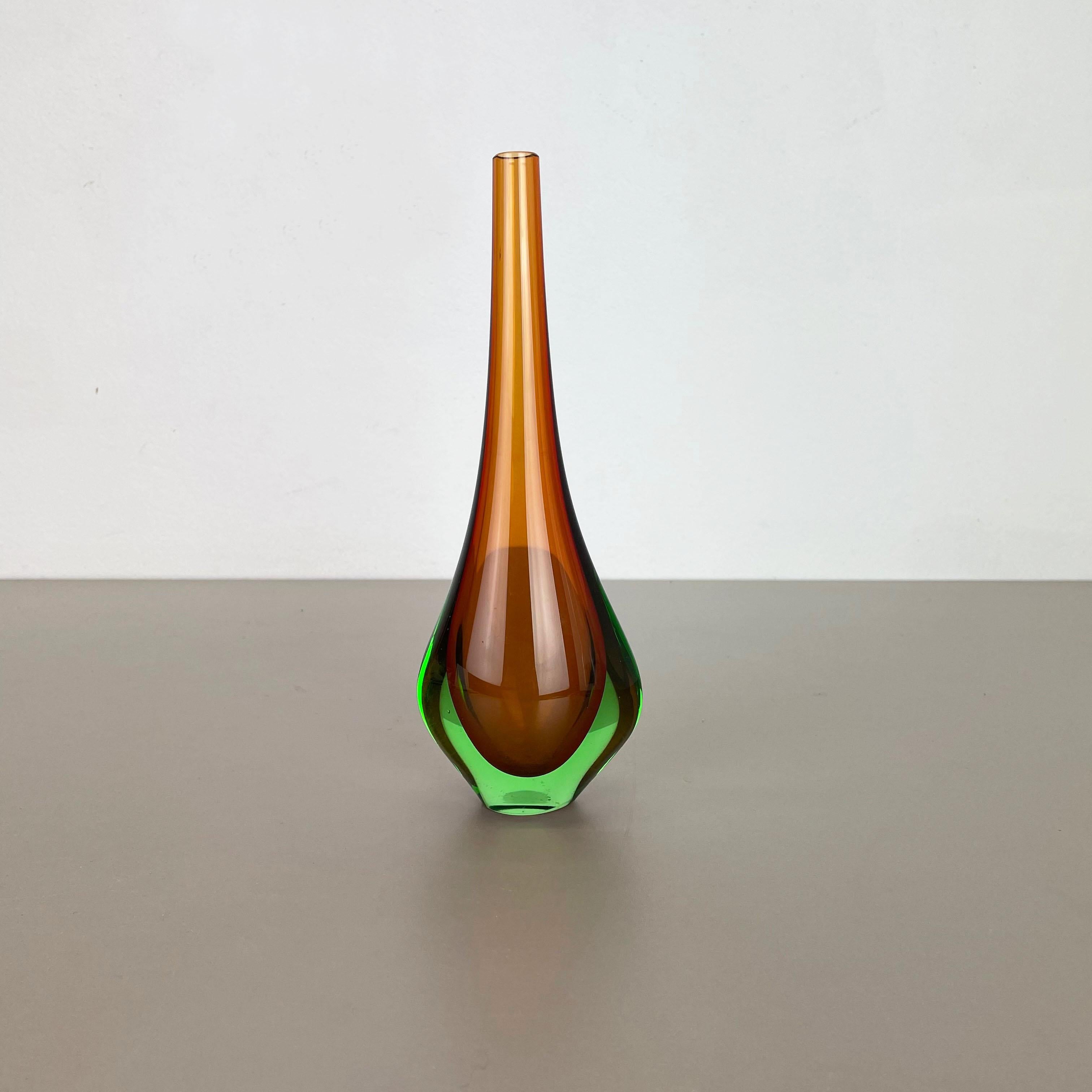 Artikel:

Vase aus Muranoglas

Entwurf:

Flavio Poli


Herkunft:

Murano, Italien


Jahrzehnt:

1970s

Diese originellen Vasen aus Muranoglas wurden in den 1970er Jahren in Italien hergestellt. Diese elegante italienische Vase,