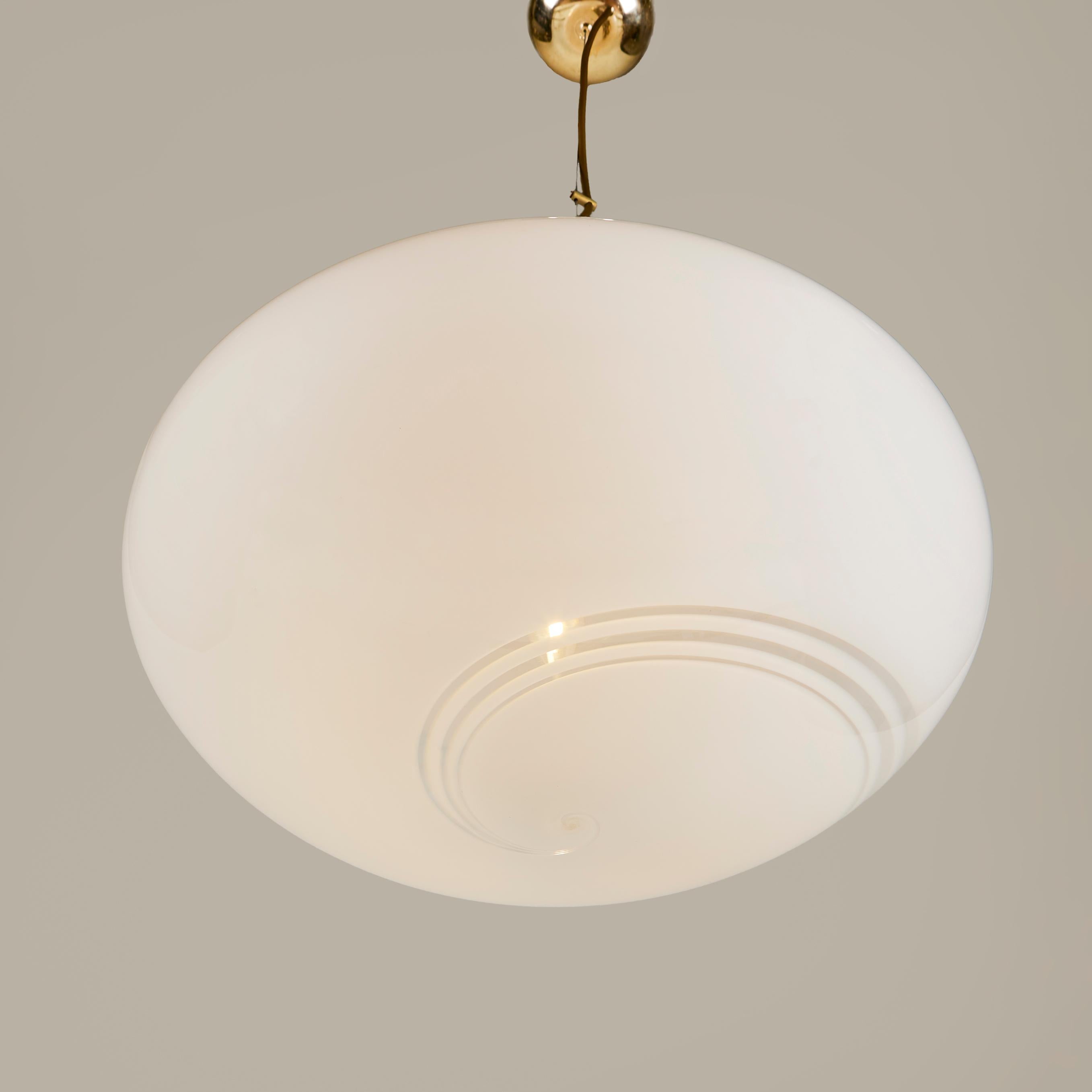 Grand pendentif blanc italien en forme de Murano des années 1960 avec tourbillon décoratif Bon état - En vente à London, GB