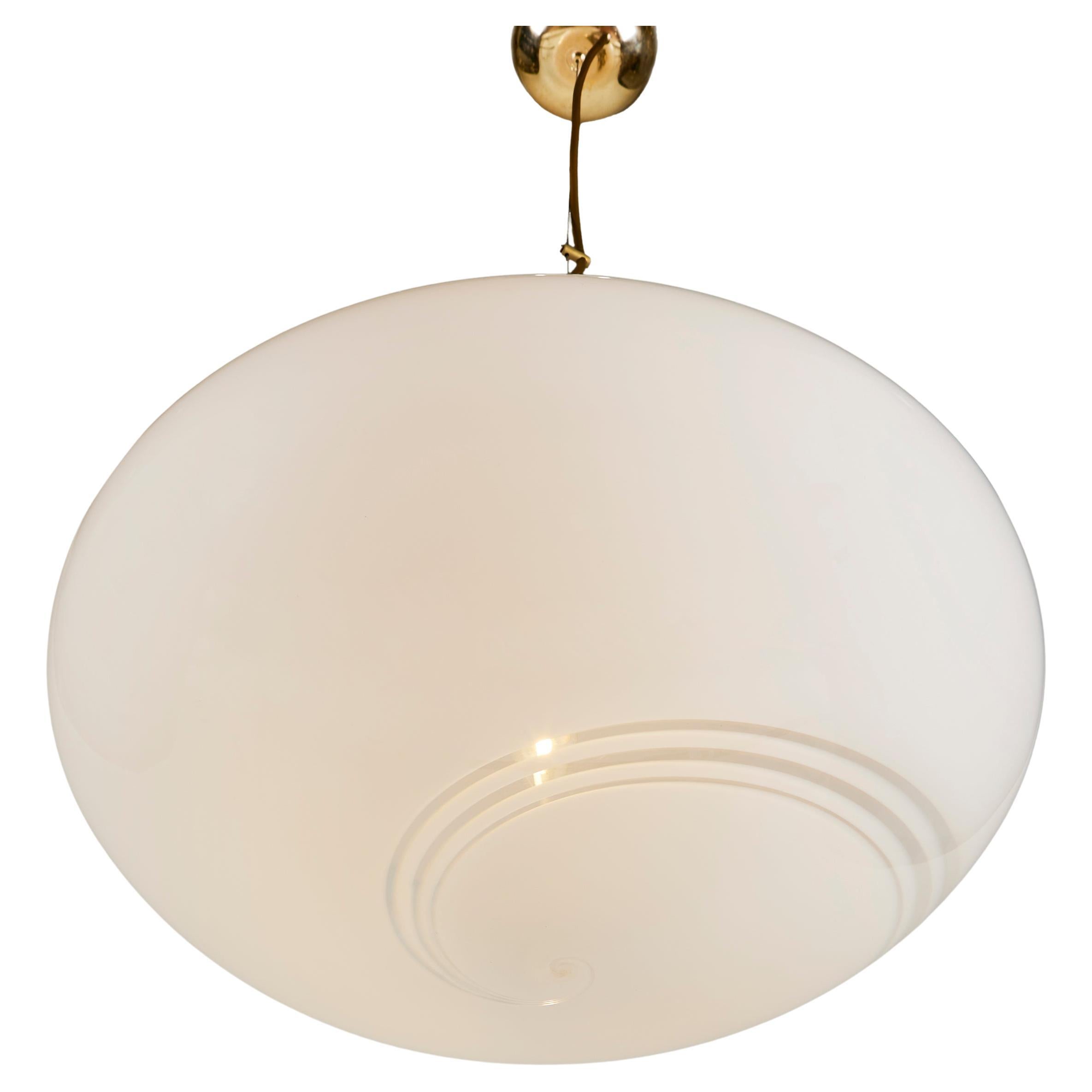 Grand pendentif blanc italien en forme de Murano des années 1960 avec tourbillon décoratif en vente 2