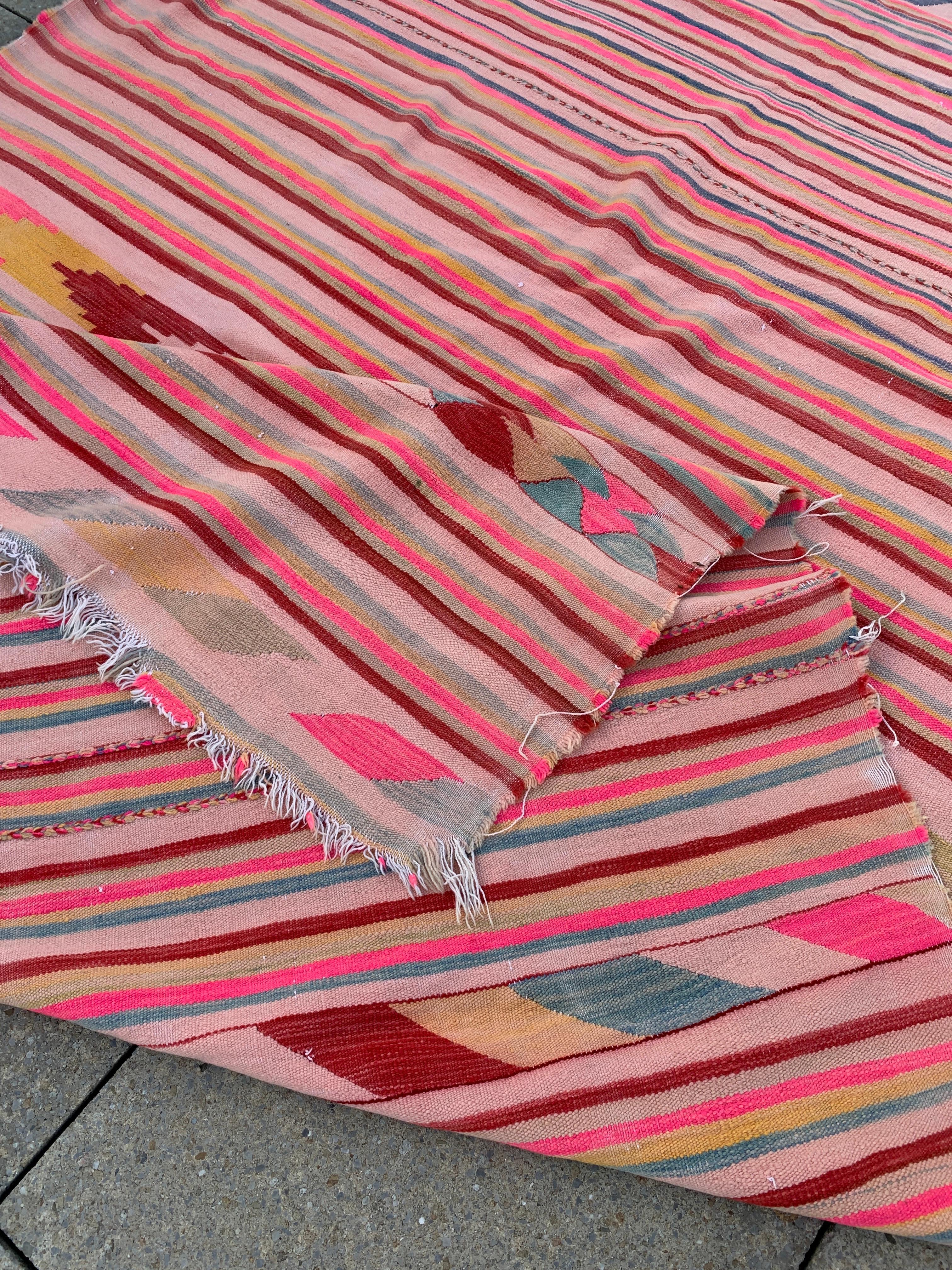 Großer rosa gestreifter, handgefertigter, algerischer, geometrischer Vintage-Teppich 162x369cm, 1960er Jahre (Böhmisch) im Angebot