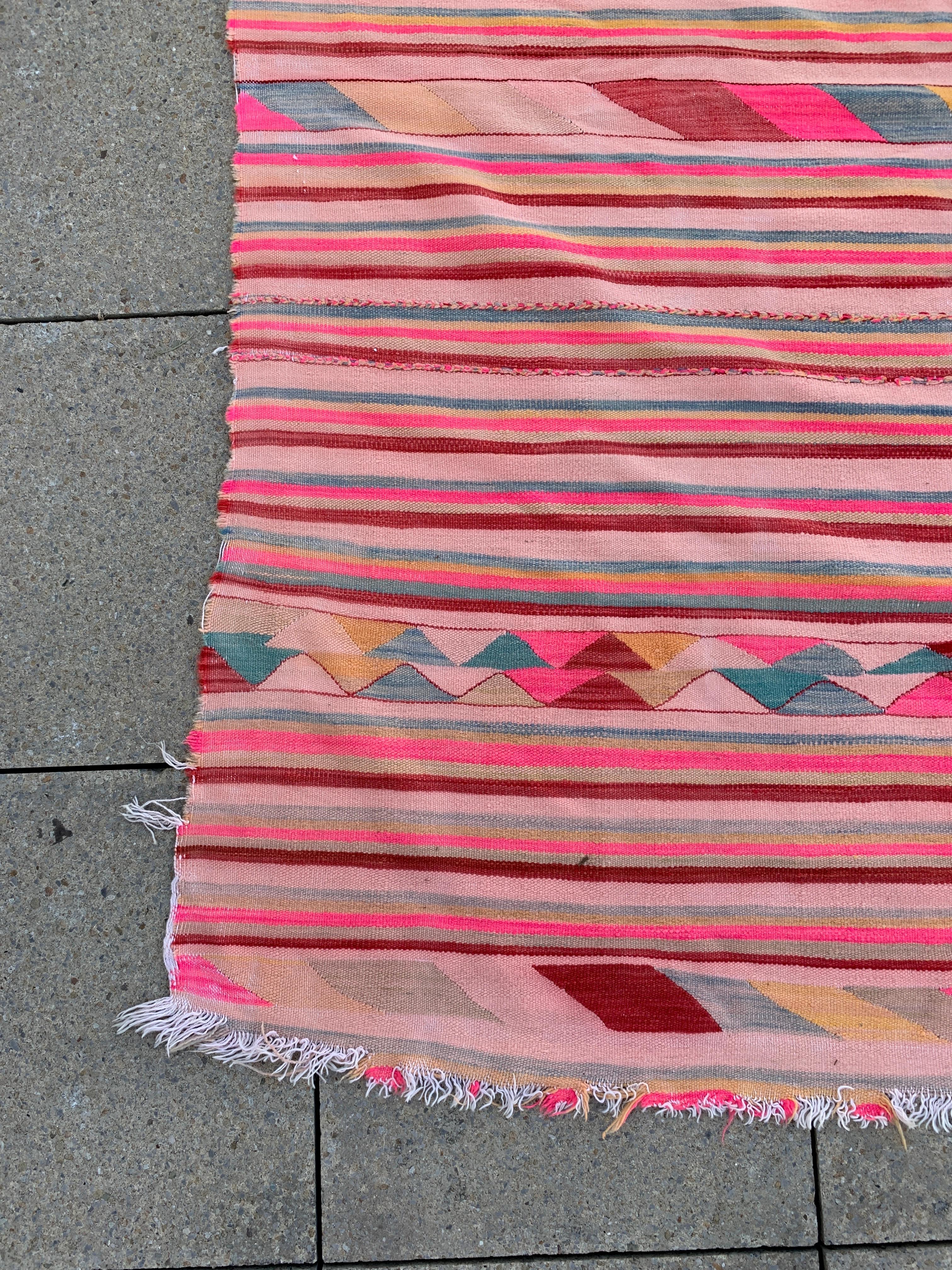 Großer rosa gestreifter, handgefertigter, algerischer, geometrischer Vintage-Teppich 162x369cm, 1960er Jahre (Wolle) im Angebot