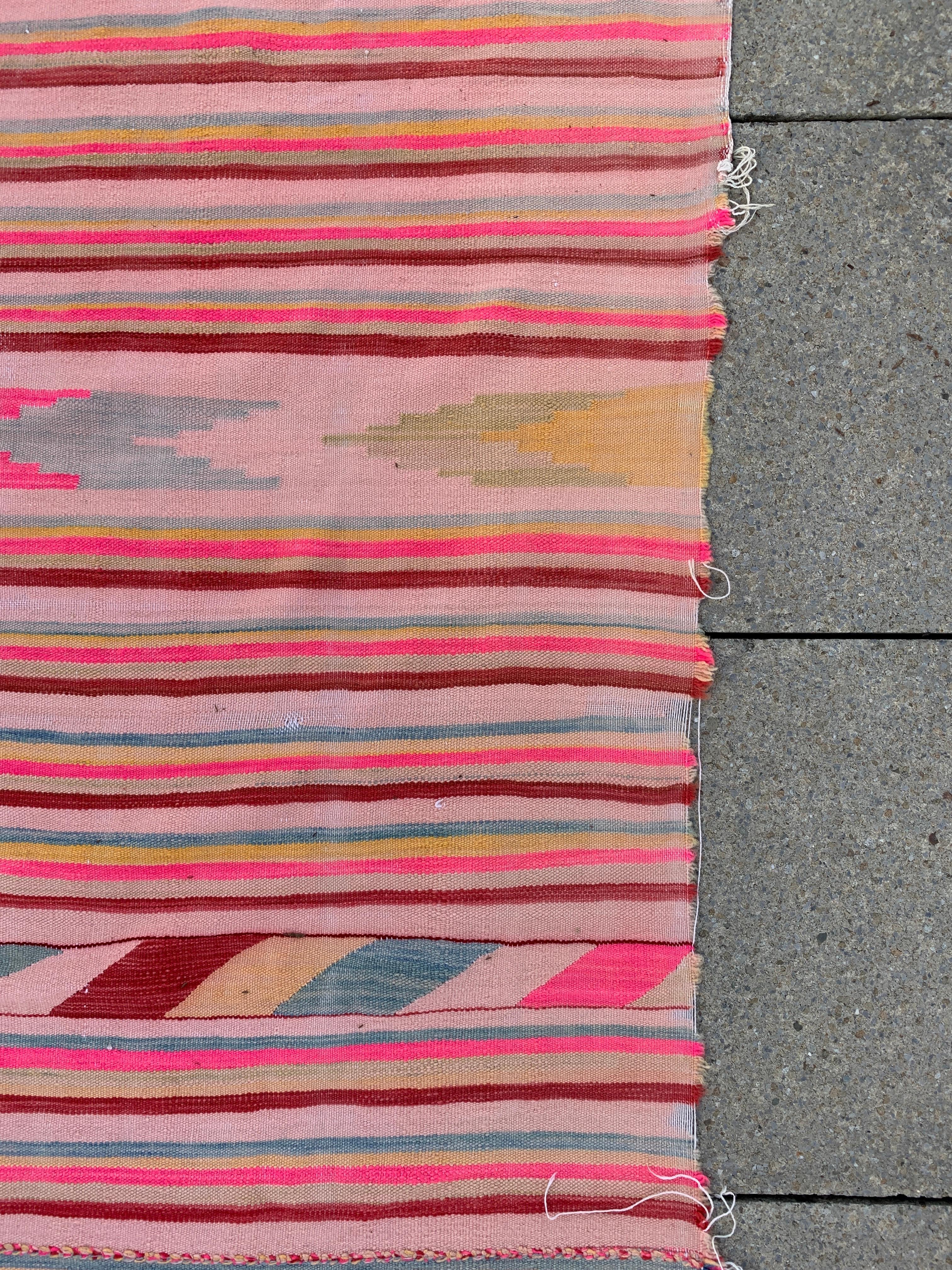 Großer rosa gestreifter, handgefertigter, algerischer, geometrischer Vintage-Teppich 162x369cm, 1960er Jahre im Angebot 1