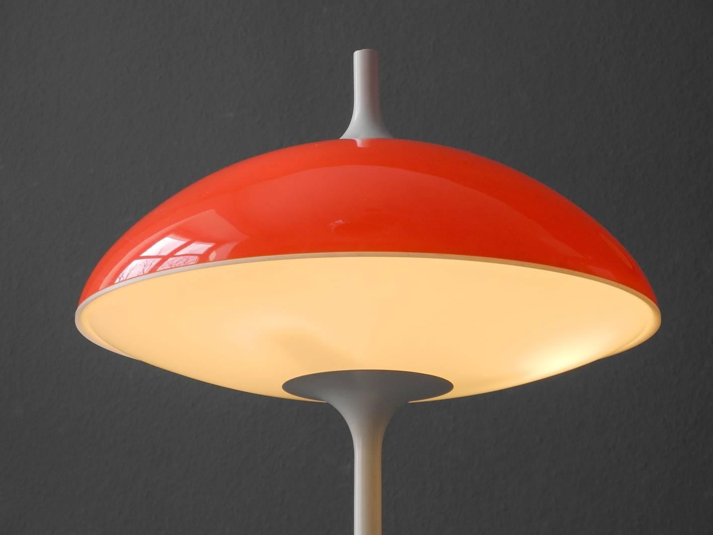 Exceptionnelle grande lampe de table Temde des années 1960. 
Fabriqué en Suisse. Superbe design minimaliste Pop Art Space Age. Pied et cou en métal lourd peint en blanc. Abat-jour composé de deux parties:: le haut en rouge et le bas en blanc. Très
