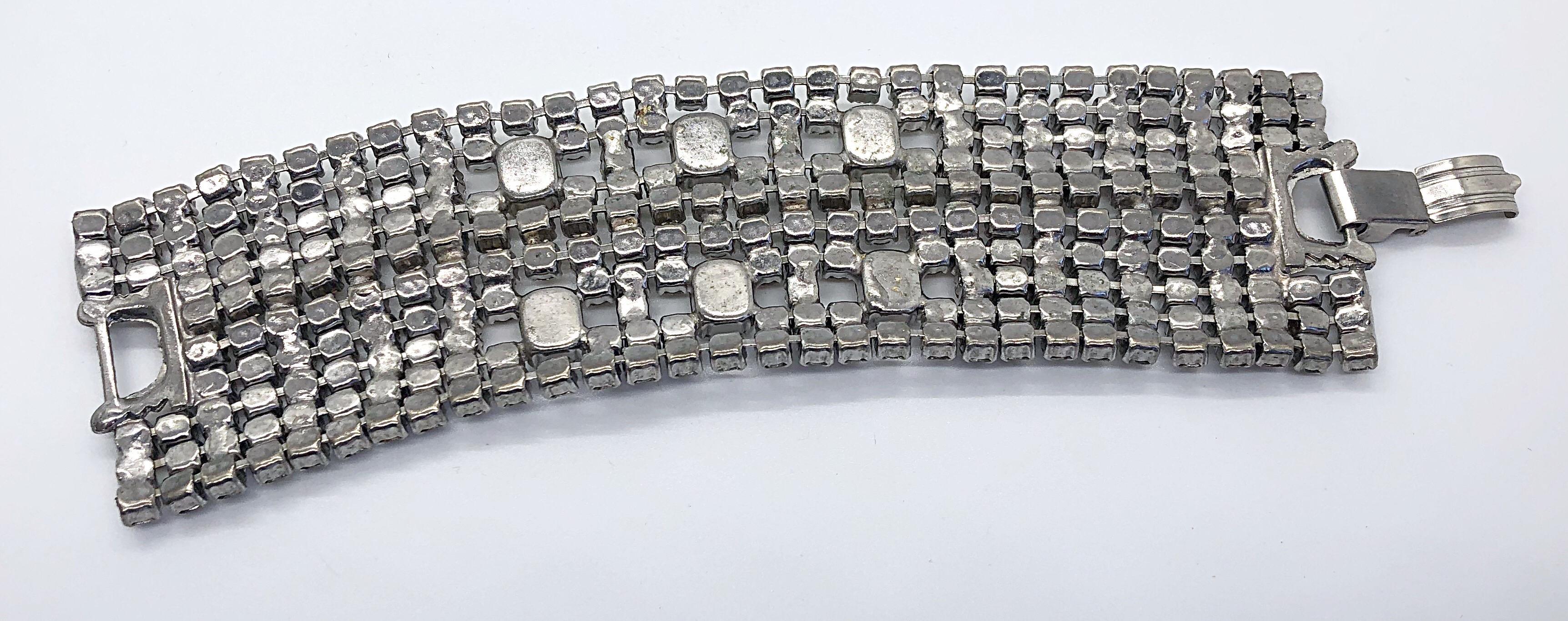 Grande manchette fantaisie vintage en strass Hollywood Glam avec bracelet des années 1960 en vente 7