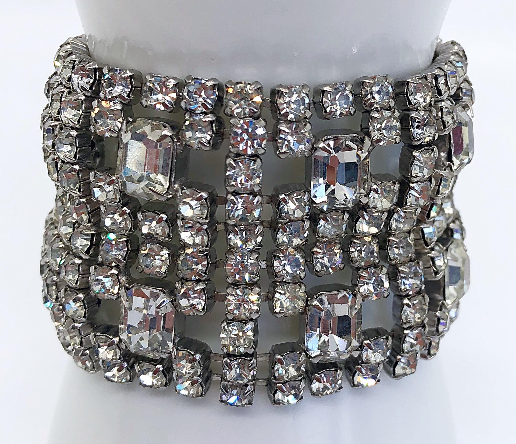 Grande manchette fantaisie vintage en strass Hollywood Glam avec bracelet des années 1960 en vente 5