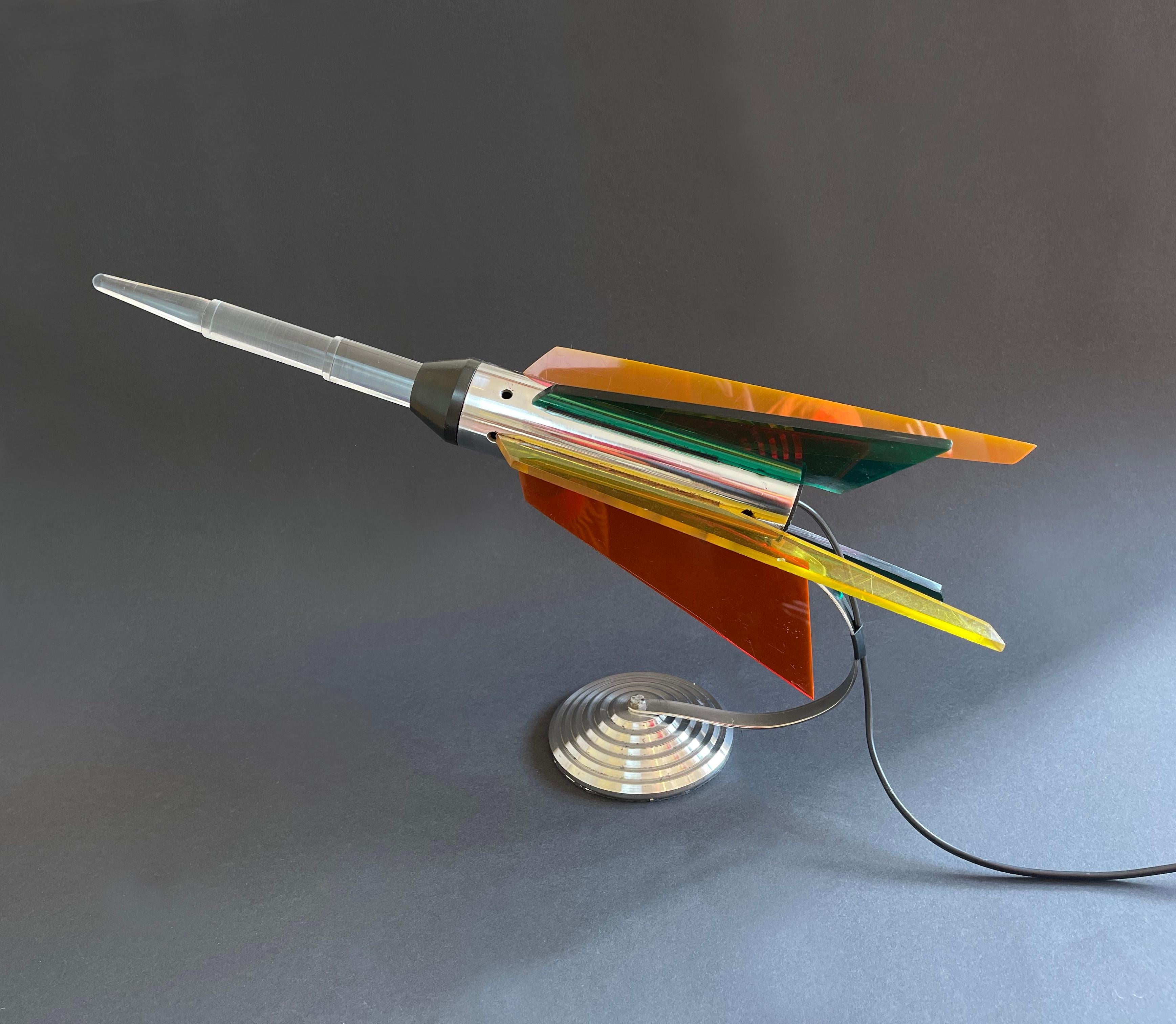 Européen Grande lampe de table Rocket des années 1960 chromée et acrylique, Funky Mid-Century en vente